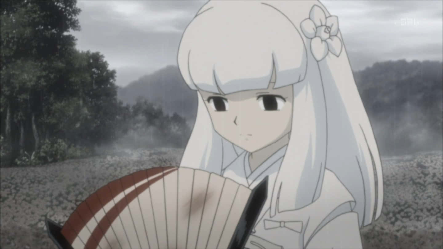 Inuyasha Kanna 桌布 壁紙 — 一位年輕的動漫女孩，長長的白髮和花朵髮夾，在霧氣瀰漫的森林背景下拿著傳統扇子。