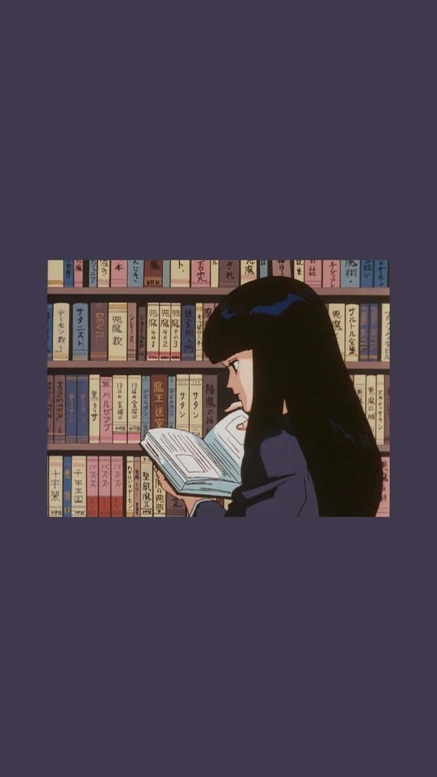 手機 桌布 壁紙 — 一位年輕的動漫女孩，長長的黑髮，在一個充滿日本書名的彩色書架前看書。