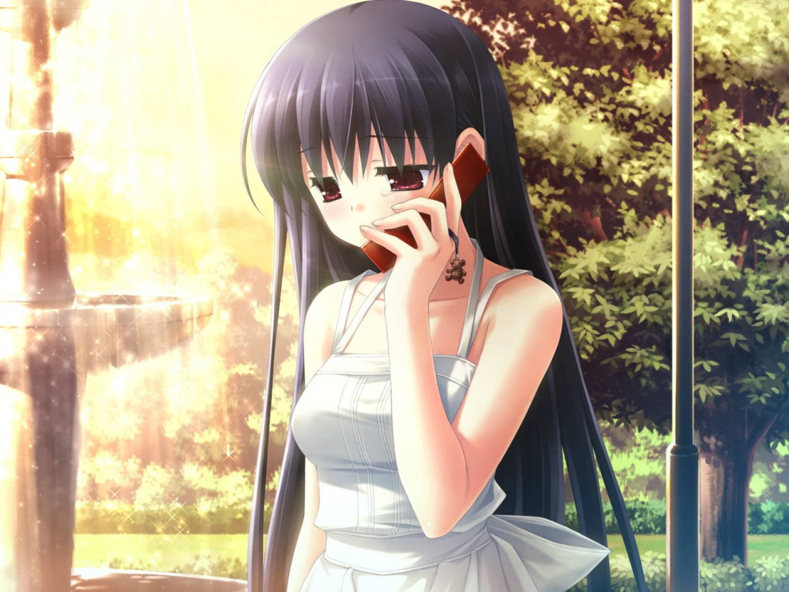 aesthetic sad anime girl 桌布 壁紙 — 一位年輕的動漫女孩，長長的黑髮，在溫暖的金色陽光透過樹木照射下講電話。
