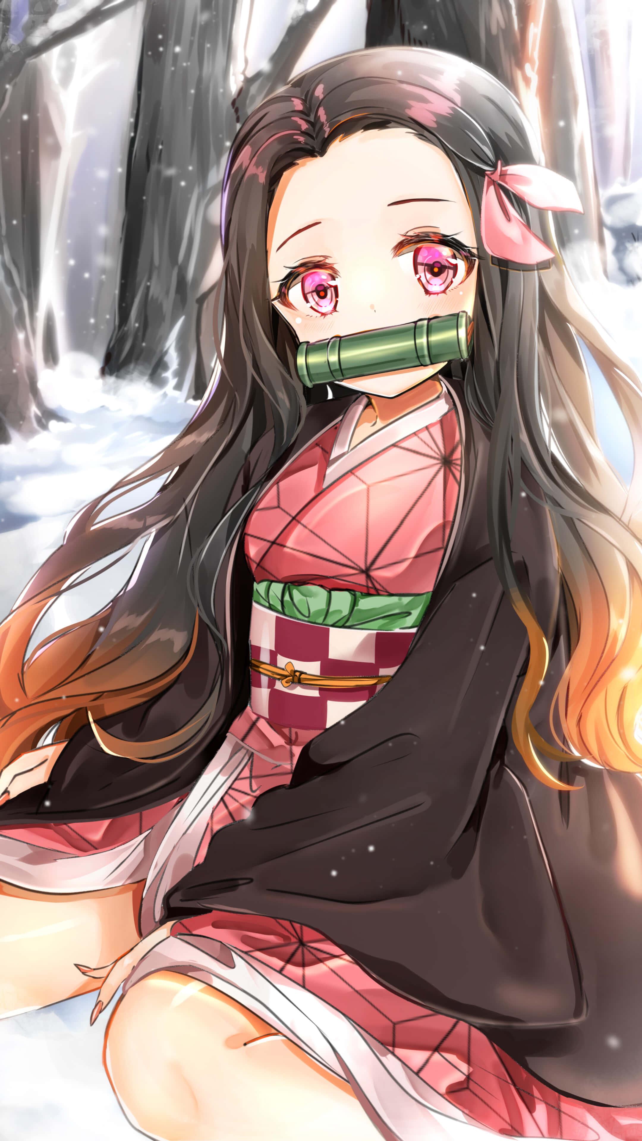 Cool Nezuko 桌布 壁紙 — 一位年輕的動漫女孩，長長的黑髮和粉紅色的眼睛，坐在白雪覆蓋的森林裡，穿著傳統的和服，嘴裡塞著竹製口塞。