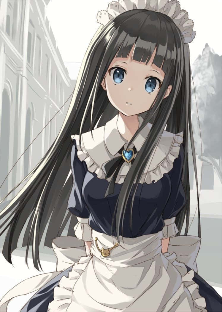 Anime Girl Black Hair 桌布 壁紙 — 一位年輕的動漫女孩，長長的黑髮和藍色的眼睛，穿著詳細的女僕裝，帶有白色荷葉邊和心形胸針，背景是柔和的灰色城市景觀。