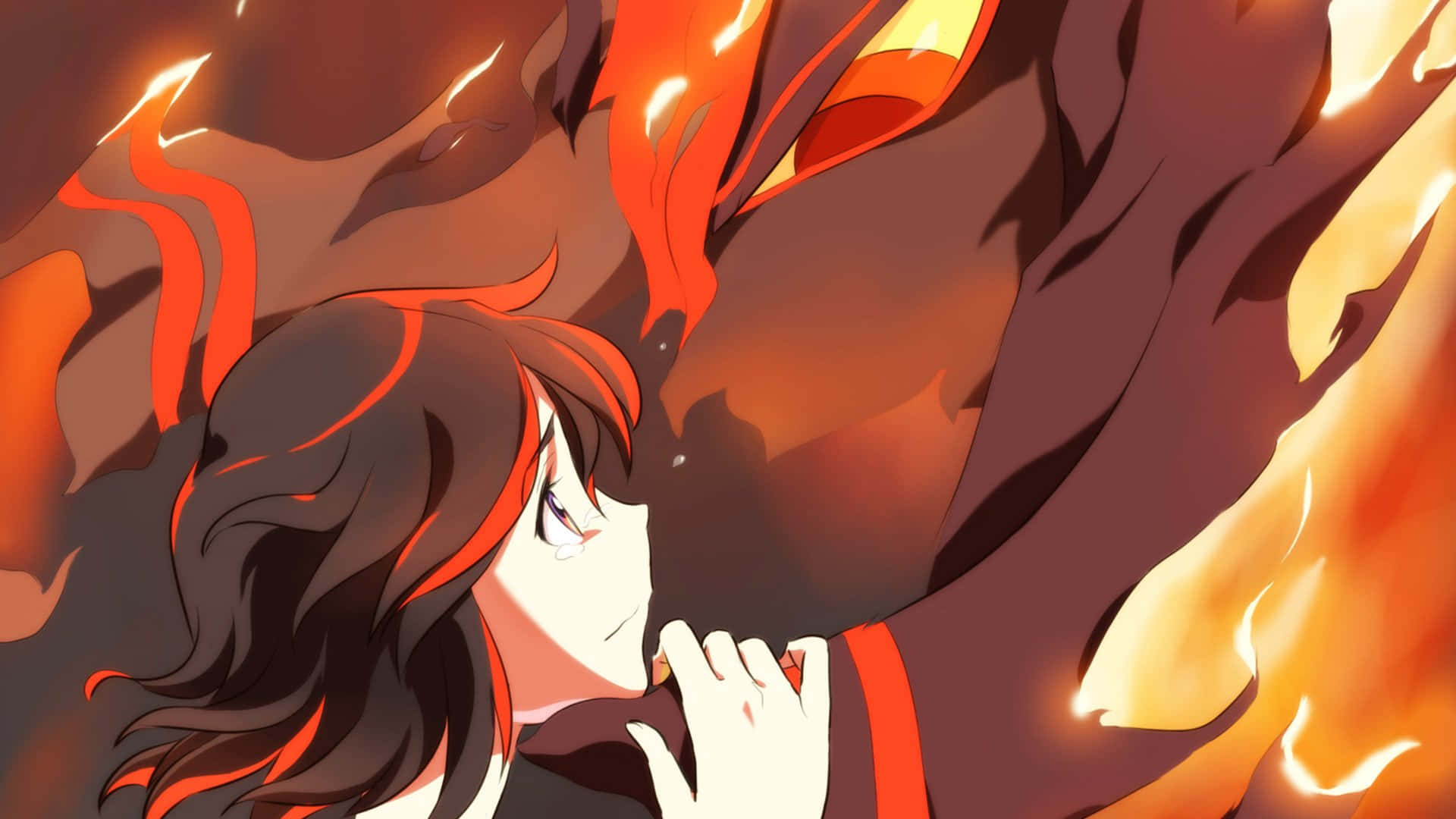 Kill La Kill Senketsu 桌布 壁紙 — 一位年輕的動漫女孩，頭髮帶有火紅色的挑染，在火焰圍繞的戲劇性場景中向上凝視。