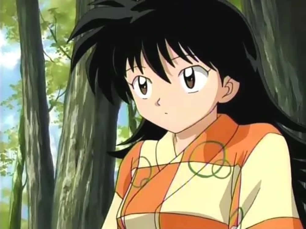 Inuyasha Rin 桌布 壁紙 — 一位年輕的動漫女孩，黑髮大眼，站在陽光明媚的森林中，穿著橙色和奶油色的和服，帶有綠色圓形圖案。