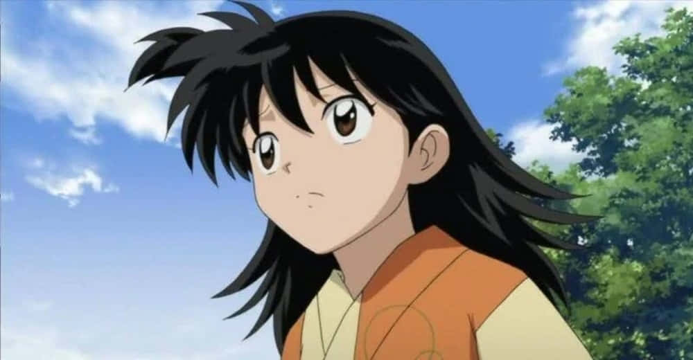 Inuyasha Rin 桌布 壁紙 — 一位年輕的動漫女孩，黑髮棕眼，若有所思地仰望藍天，天空中有蓬鬆的白雲和綠樹。