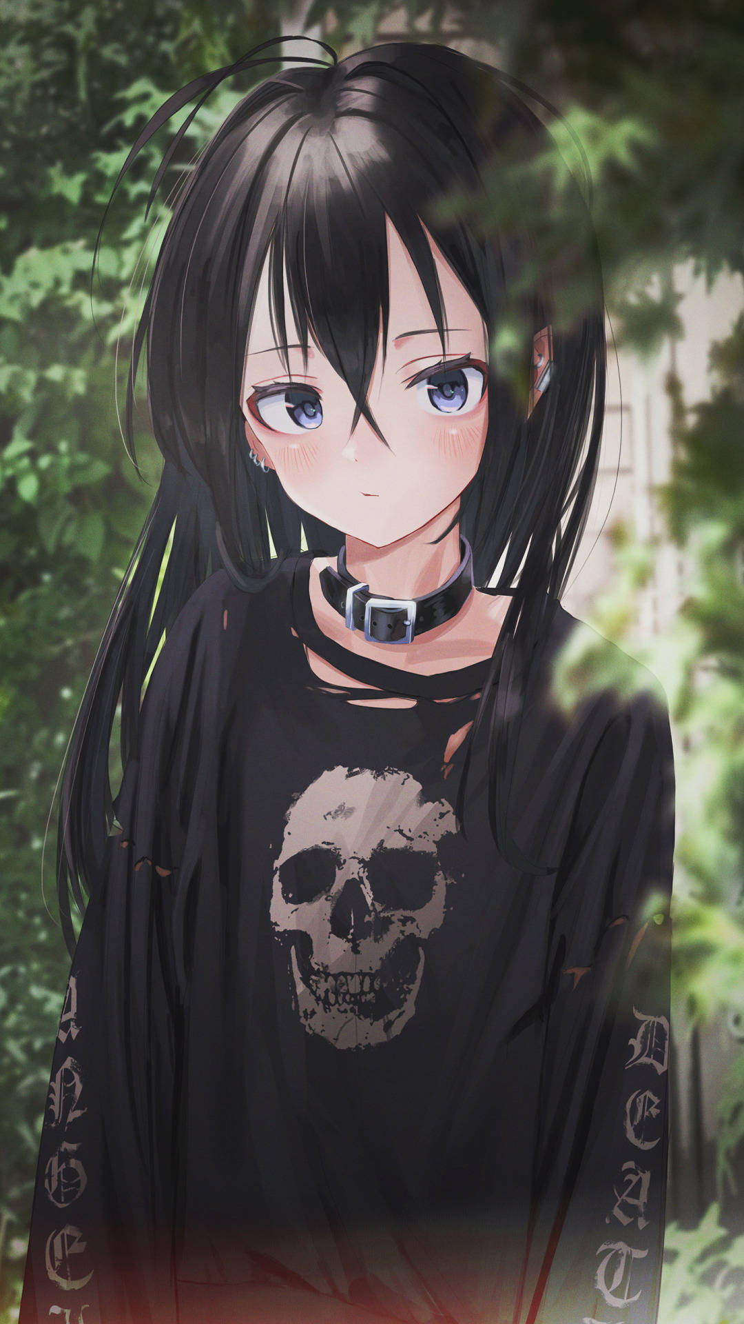 HD anime phone 桌布 壁紙 — 一位年輕的動漫女孩，黑髮藍眼，在茂密的綠葉中穿著骷髏T恤和頸鏈。