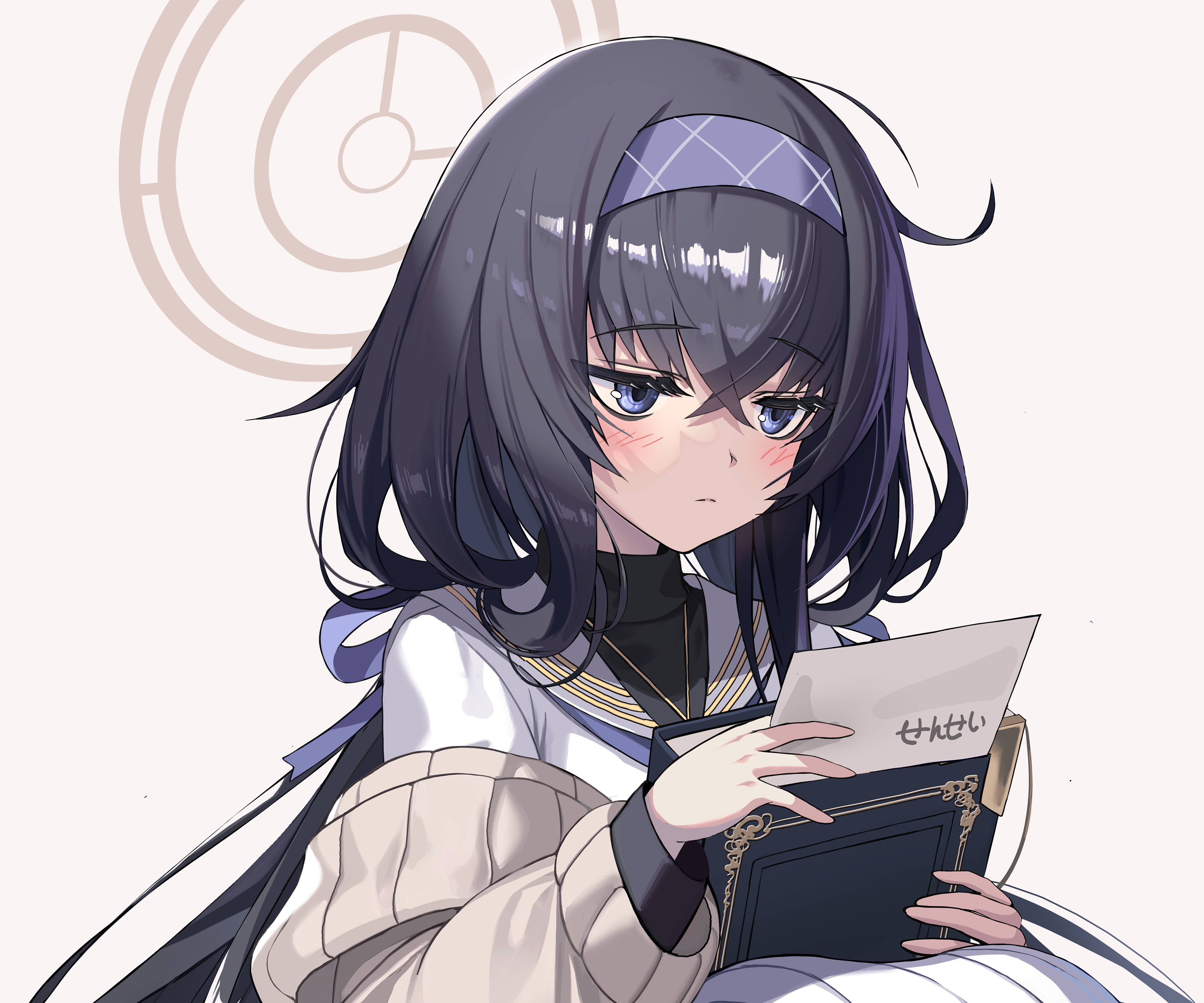 電玩遊戲 桌布 壁紙 — 一位年輕的動漫女孩，黑髮藍眼，拿著一本書，書中有一封信寫著「せんせい」，她微微臉紅。