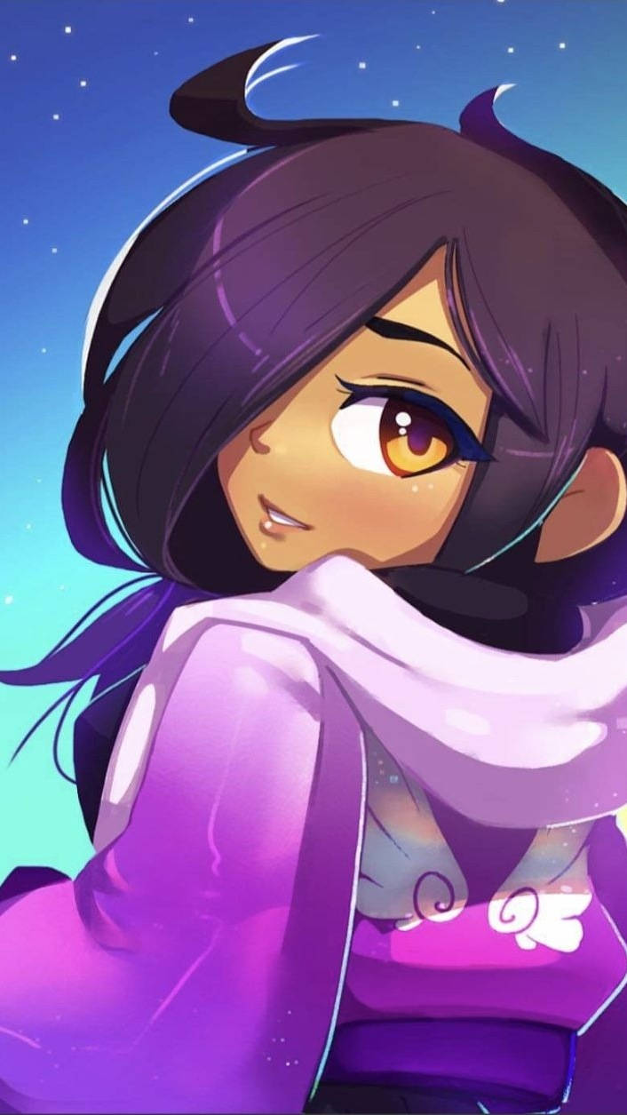 Aphmau 桌布 壁紙 — 一位年輕的動漫女孩，黑髮金眸，穿著紫色連帽衫，在星光燦爛的暮色天空中溫柔凝視。