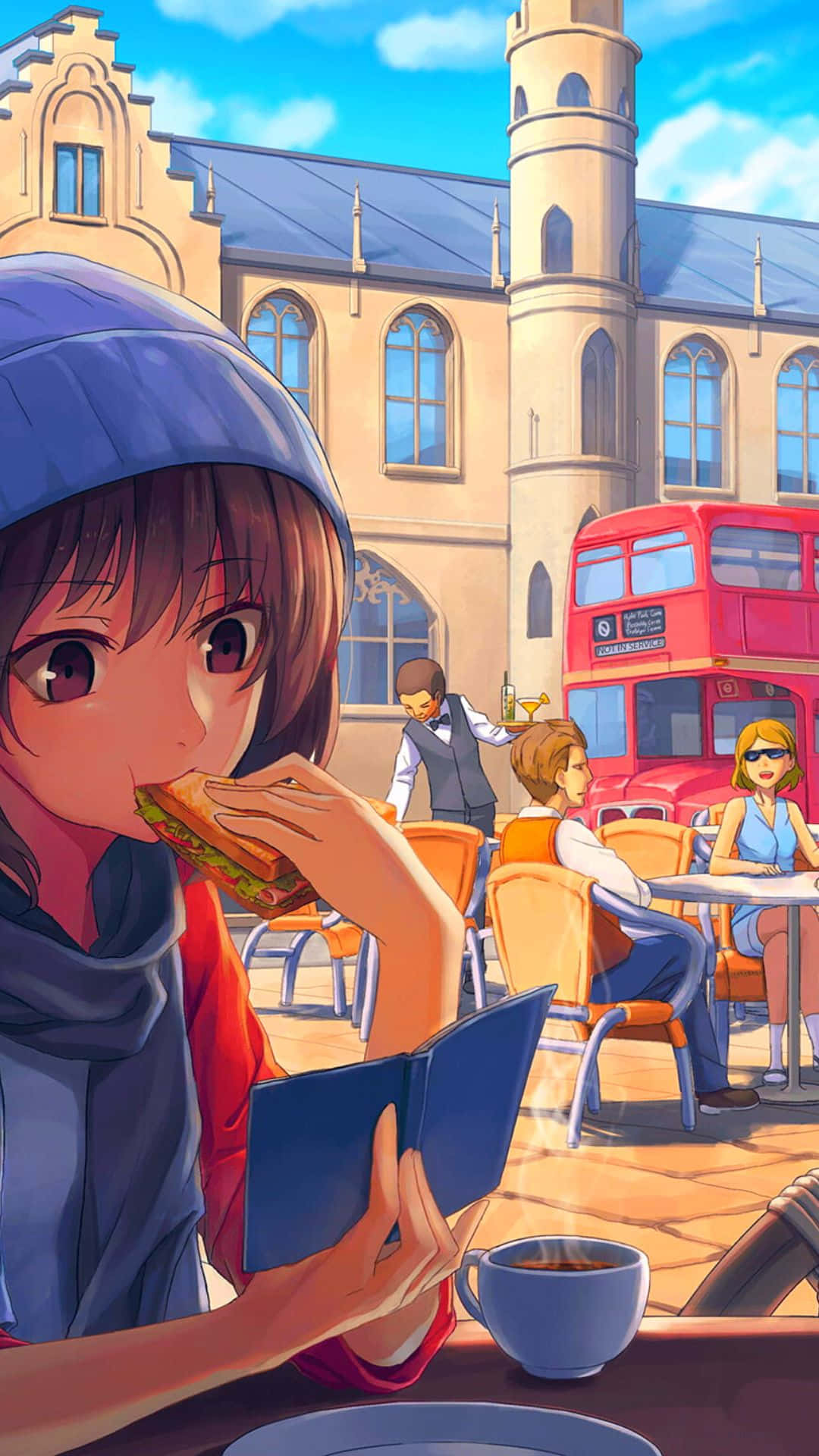 動漫女孩 桌布 壁紙 — 一位年輕的動漫女孩在戶外咖啡廳吃三明治，背景是紅色雙層巴士和歷史建築，頭頂是明亮的藍天。