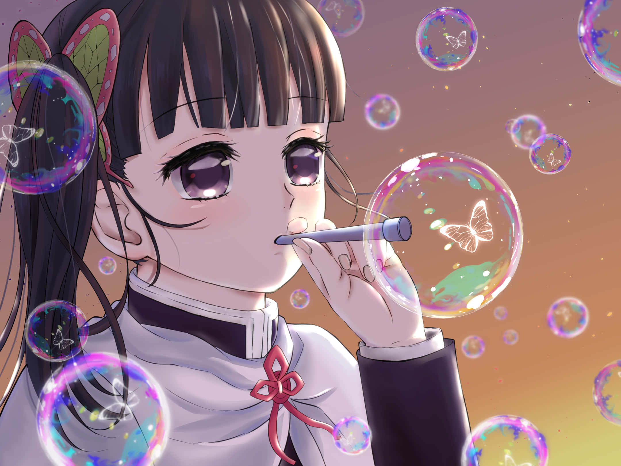 Demon Slayer Kanao 桌布 壁紙 — 一位年輕的動漫女孩在溫暖的漸變天空下吹出帶有蝴蝶的彩虹色泡泡。