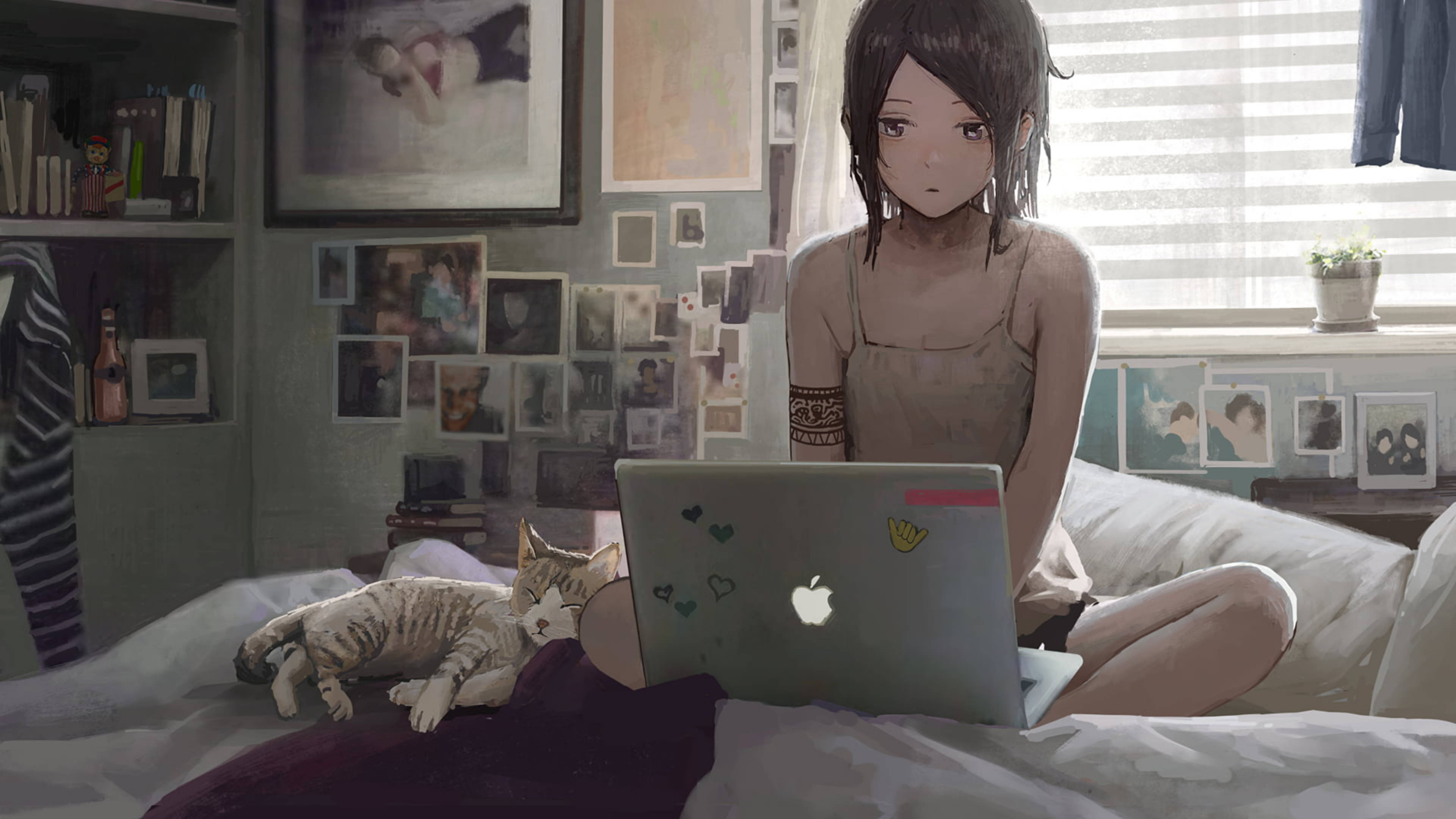 Cute Smile 桌布 壁紙 — 一位年輕的動漫女孩坐在床上使用筆記型電腦，一隻虎斑貓在她旁邊睡覺，房間舒適且貼滿照片。