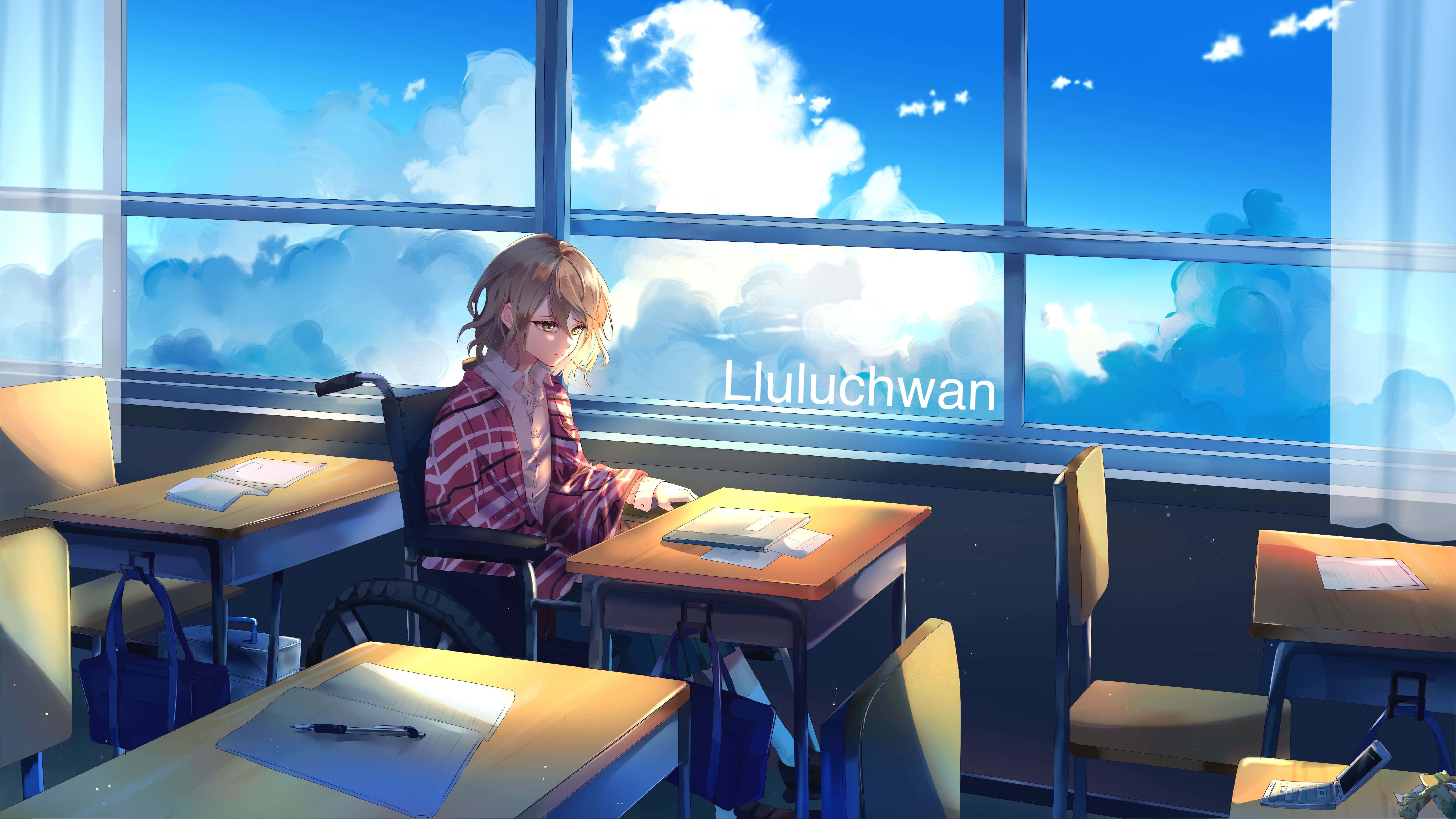 Anime Classroom 桌布 壁紙 — 一位年輕的動漫女孩坐在輪椅上，在學校書桌前凝視窗外明亮的藍天和蓬鬆的雲朵。