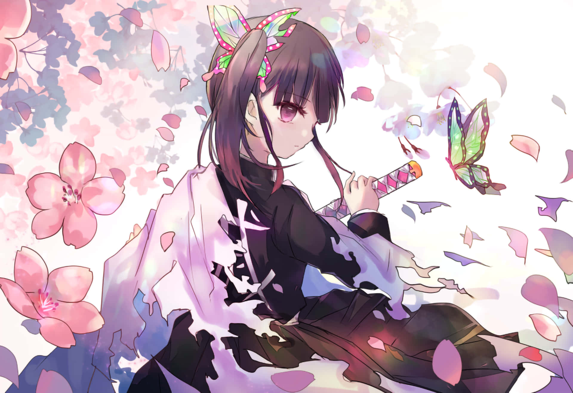 Demon Slayer Kanao 桌布 壁紙 — 一位年輕的動漫女孩戴著蝴蝶髮夾，在飄落的櫻花和色彩繽紛的蝴蝶中握著一把劍。
