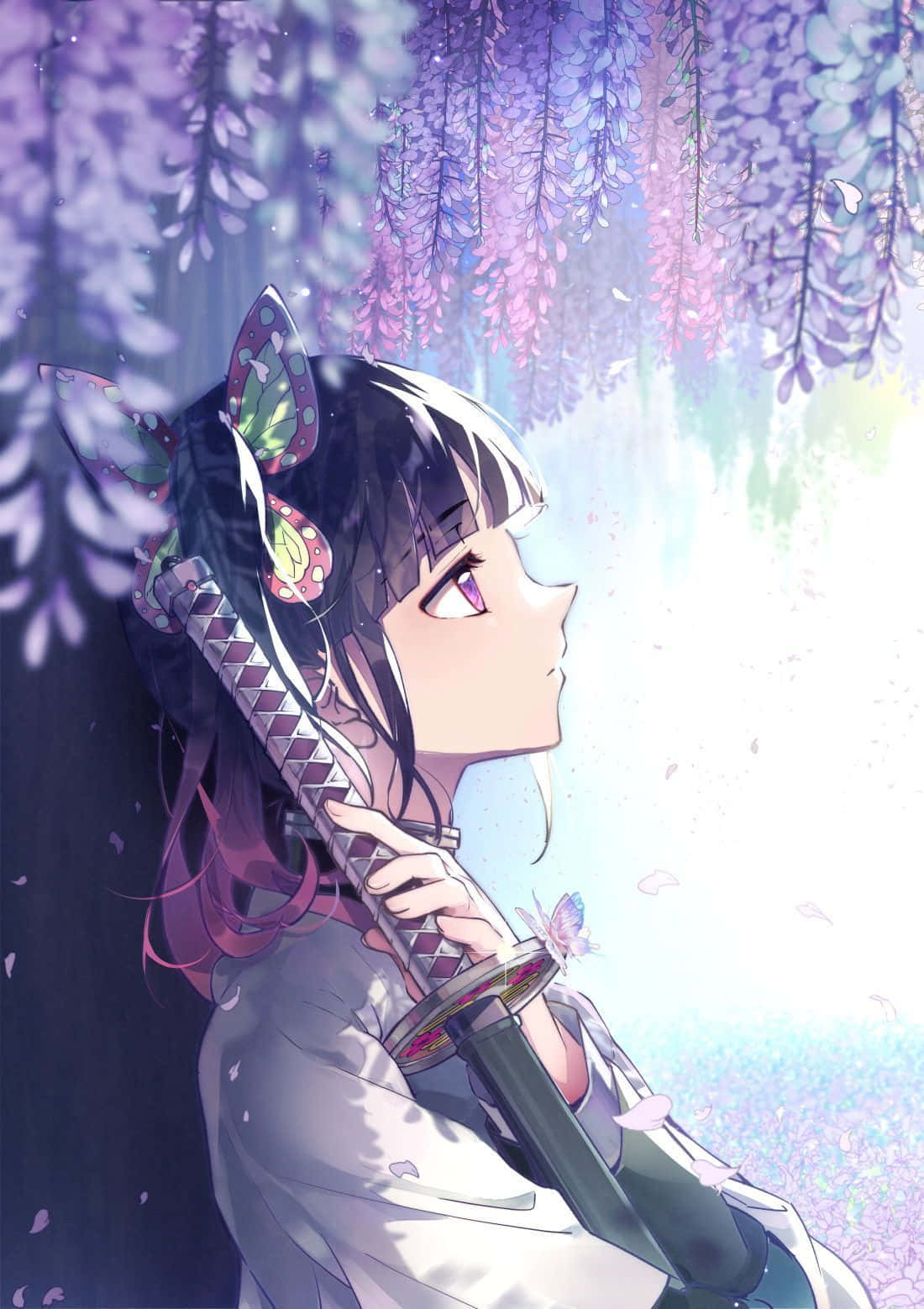 Demon Slayer Kanao 桌布 壁紙 — 一位年輕的動漫女孩戴著蝴蝶髮夾，在垂落的紫色紫藤花下握著一把武士刀。