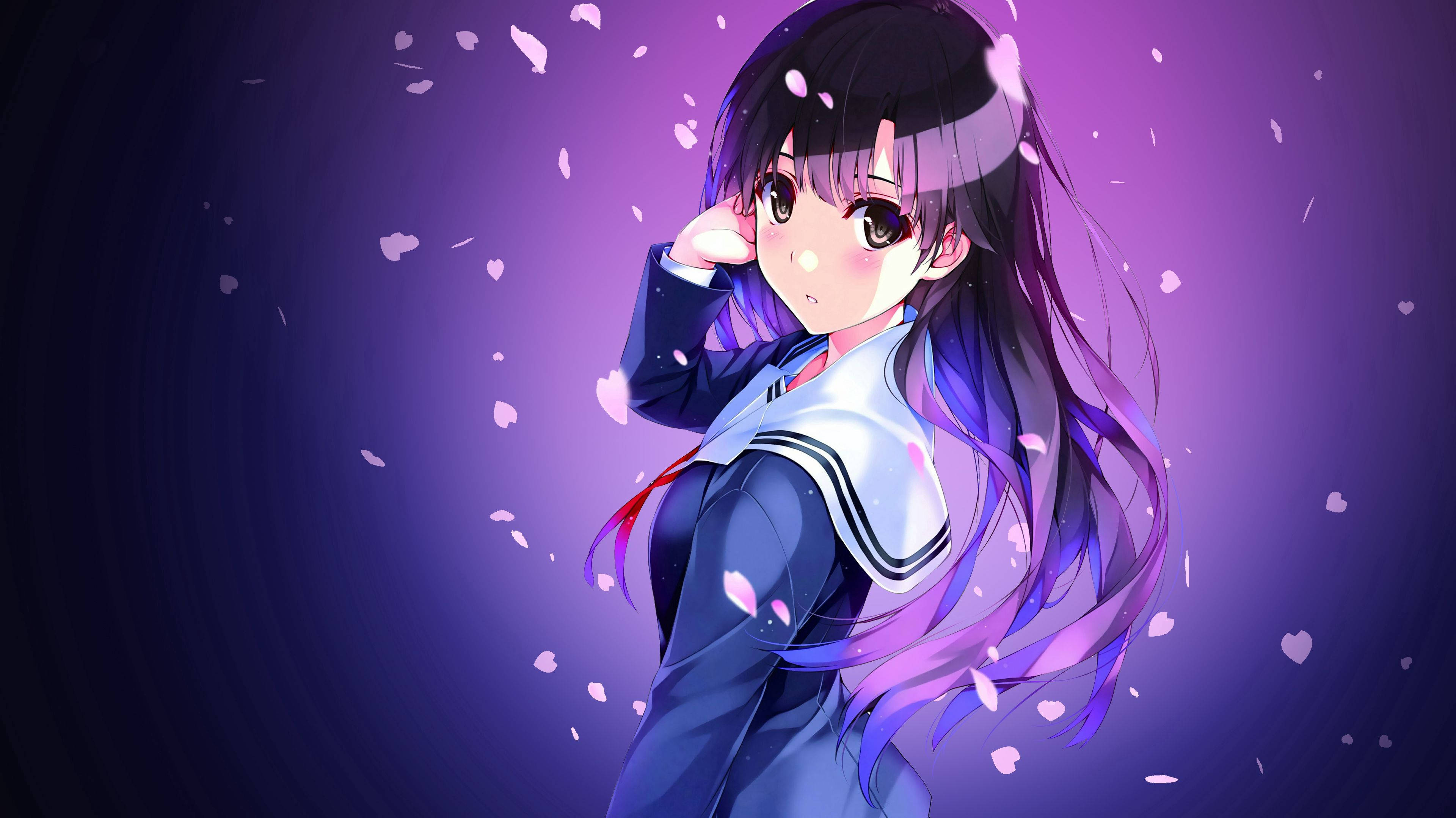 動漫女孩 桌布 壁紙 — 一位年輕的動漫女孩穿著校服，站在紫色漸層背景前，櫻花在她周圍飄落。