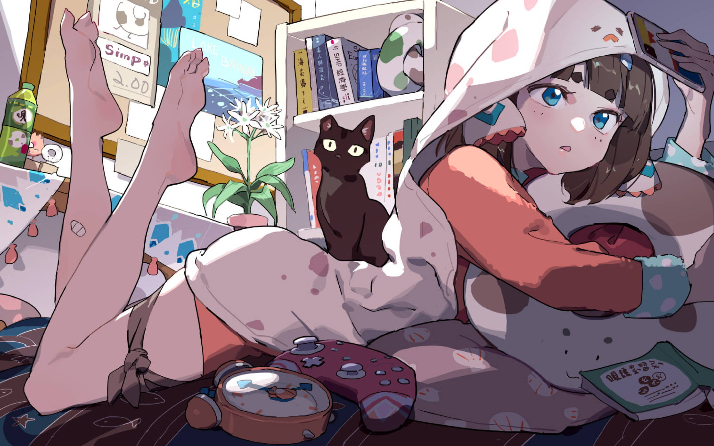 Ecchi 桌布 壁紙 — 一位年輕的動漫女孩穿著貓咪主題連帽衫，在床上休息，旁邊有一隻黑貓，周圍是書籍和遊戲裝備。