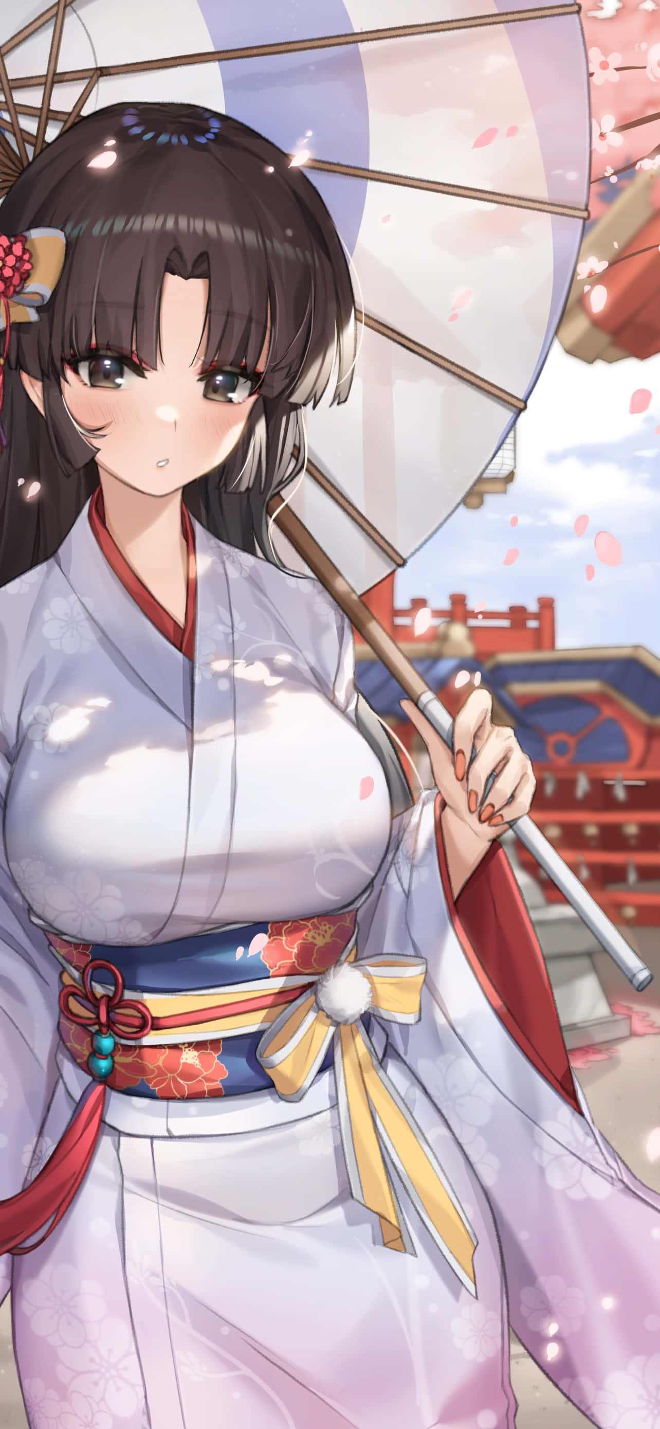 Sango 桌布 壁紙 — 一位年輕的動漫女孩身穿白色和服，繫著紅色花卉腰帶，手持紙傘，在傳統的日本場景中，櫻花飄落在她周圍。