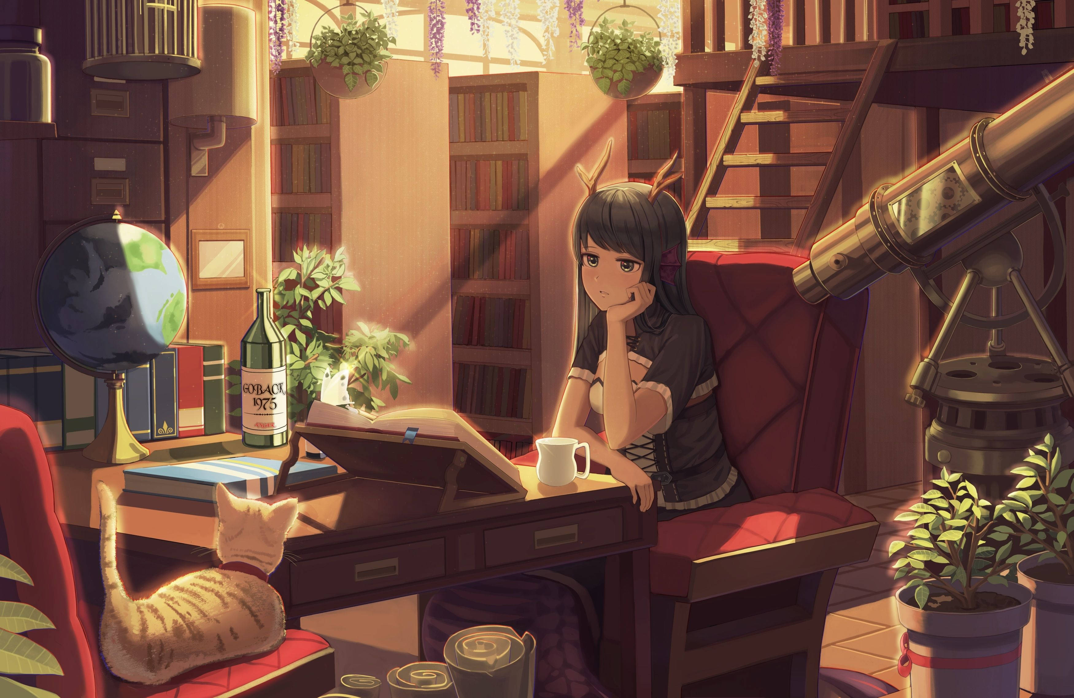 Studying 桌布 壁紙 — 一位年輕的動漫女孩長著鹿角，坐在陽光普照的木桌前，在一個舒適、藏書豐富的閣樓書房裡，還有一隻貓。