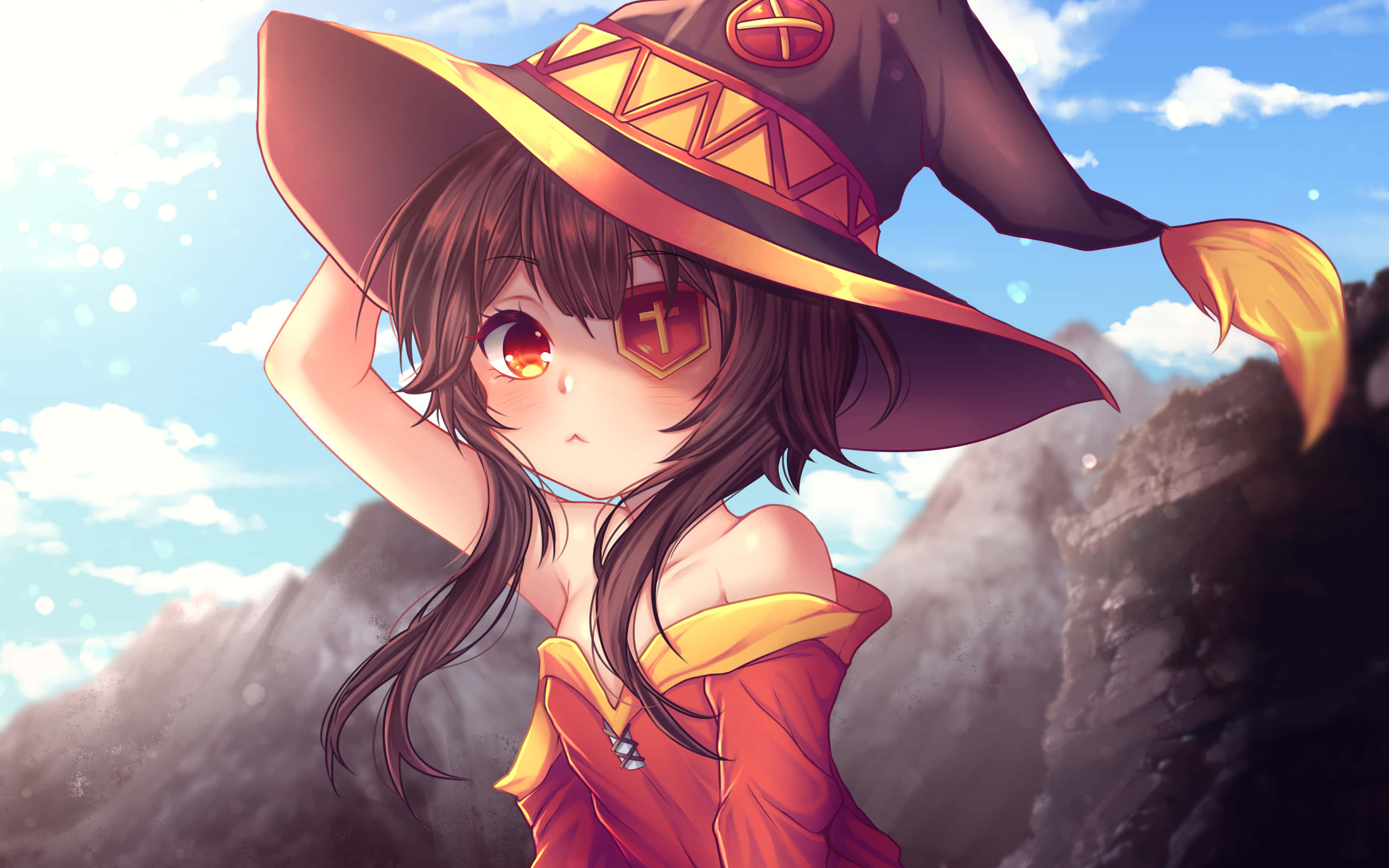 Konosuba 桌布 壁紙 — 一位年輕的動漫女巫，擁有發光的紅色眼睛和寬邊帽，站在明亮的藍天下，背景是岩石山脈。