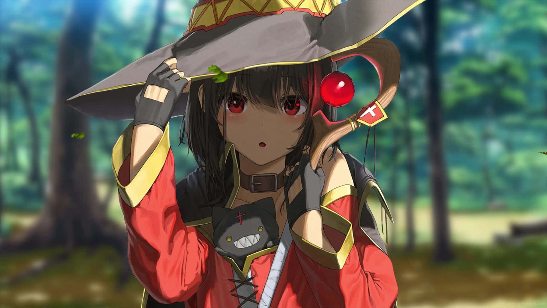 Konosuba 桌布 壁紙 — 一位年輕的動漫女巫，紅眼睛，戴著寬邊帽，站在陽光明媚的森林中，手持一根帶有紅色球體的魔杖。