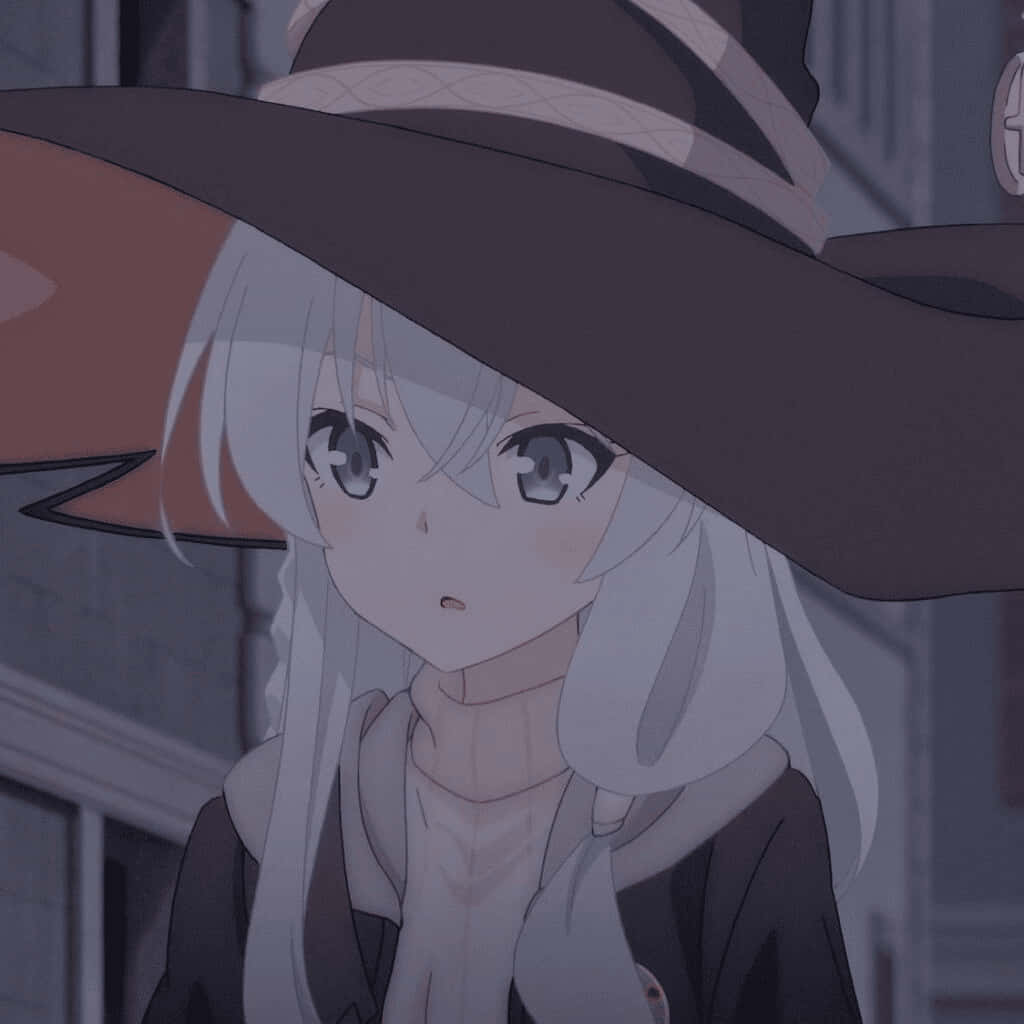 Discord Anime Pfp 桌布 壁紙 — 一位年輕的動漫女巫，銀色頭髮和大眼睛，在寬邊帽下溫柔地向上看。