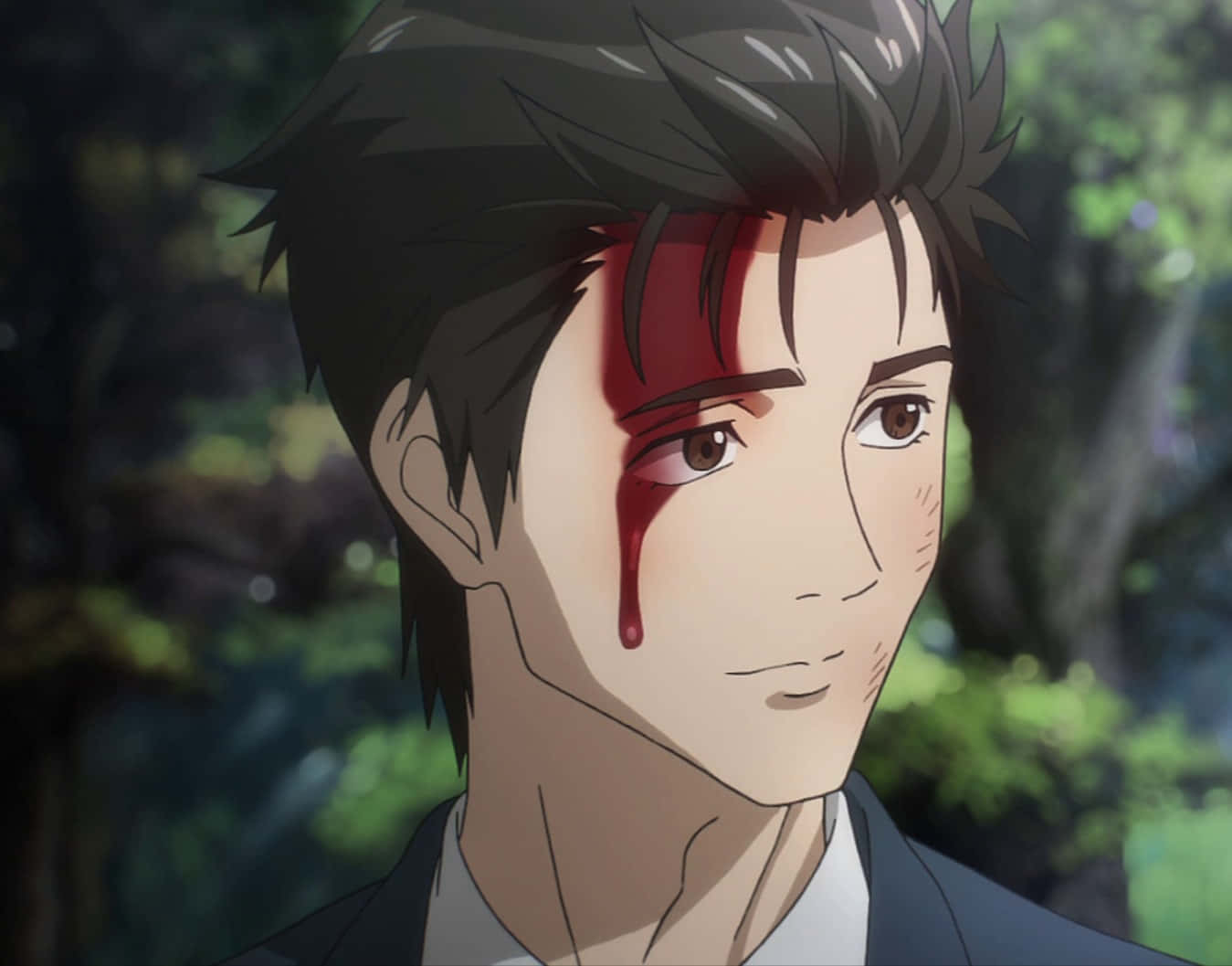 Parasyte 桌布 壁紙 — 一位年輕的動漫男子，深色頭髮，額頭上有血痕，在茂密的綠色森林中平靜地凝視。