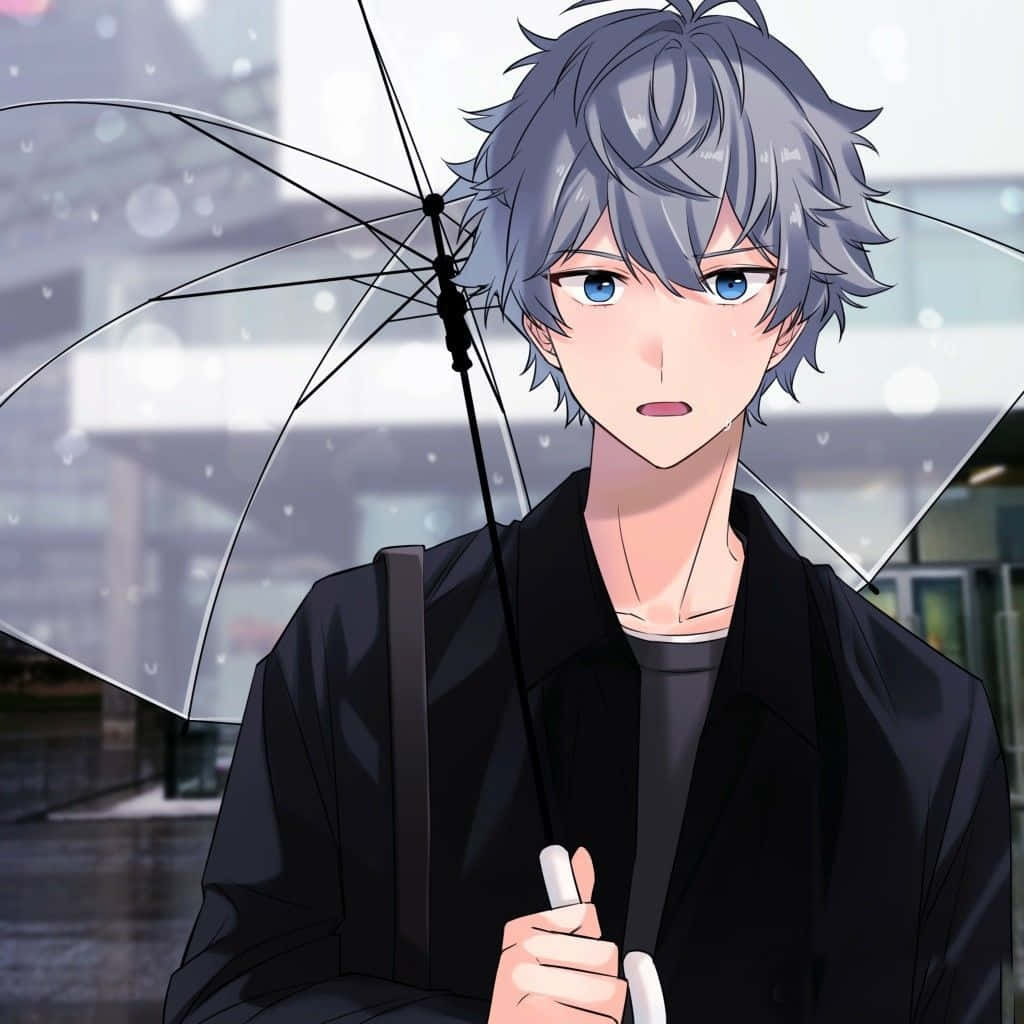 Cute Boy Anime 桌布 壁紙 — 一位年輕的動漫男子，銀髮藍眼，在雨中的城市背景下撐著一把透明雨傘。
