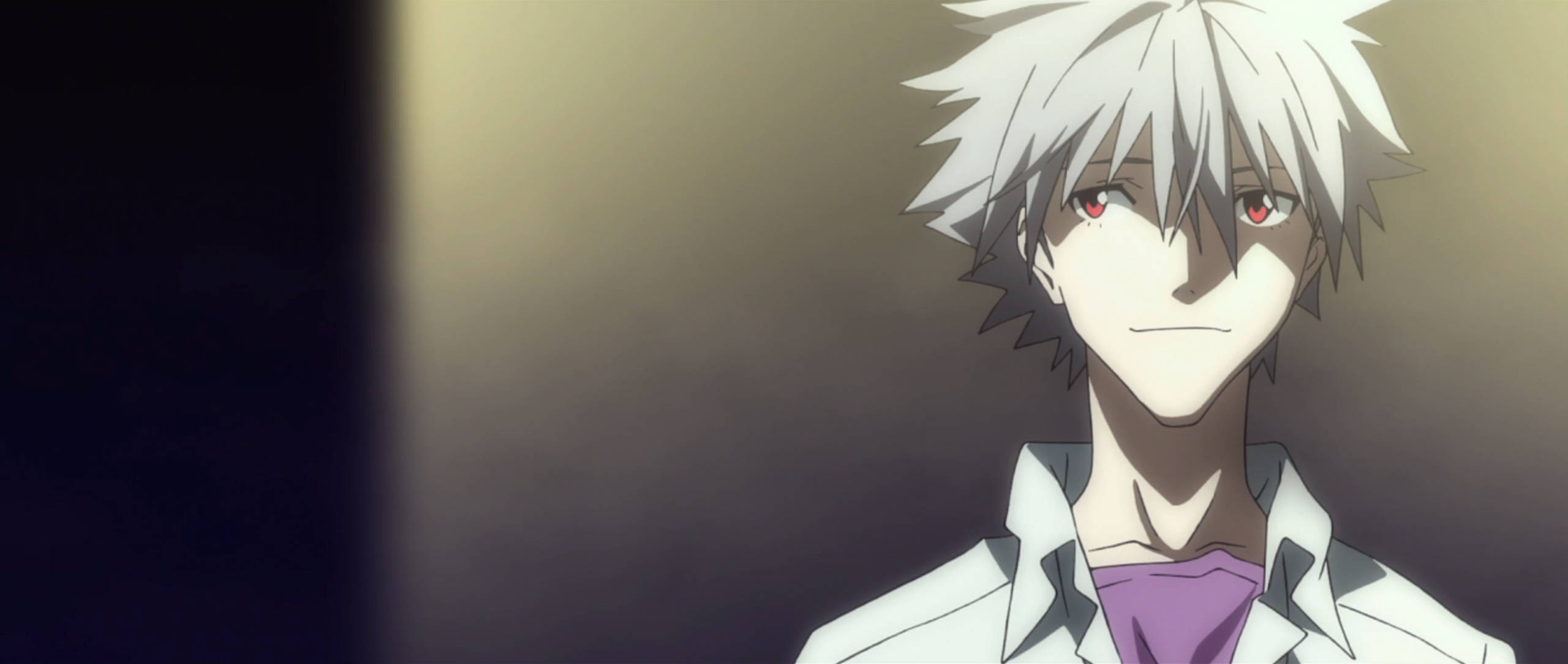 kaworu nagisa 桌布 壁紙 — 一位年輕的動漫男性，擁有尖刺的白髮和紅色的眼睛，在昏暗的場景中平靜地凝視著柔和的金色光芒。