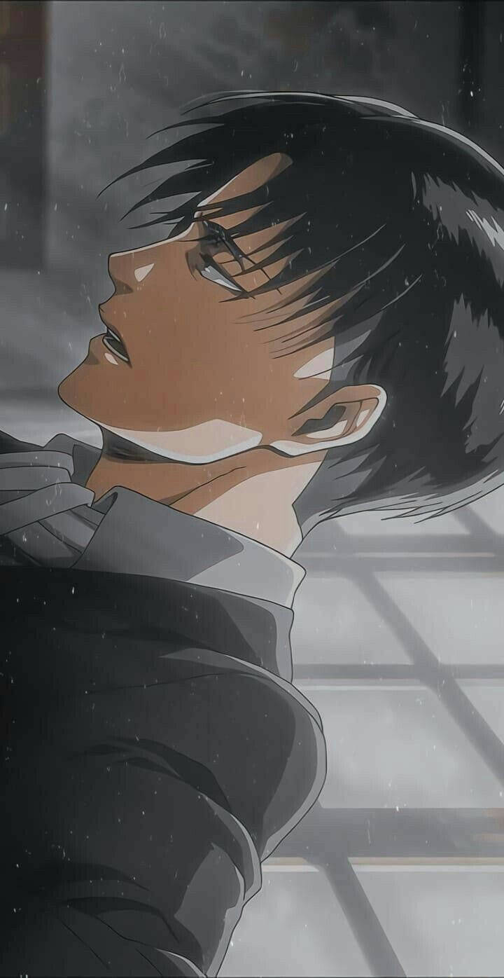 進擊的巨人 角色 桌布 壁紙 — 一位年輕的動漫男性，黑髮，在雨中昏暗的城市環境中向上凝視，雨滴落下。