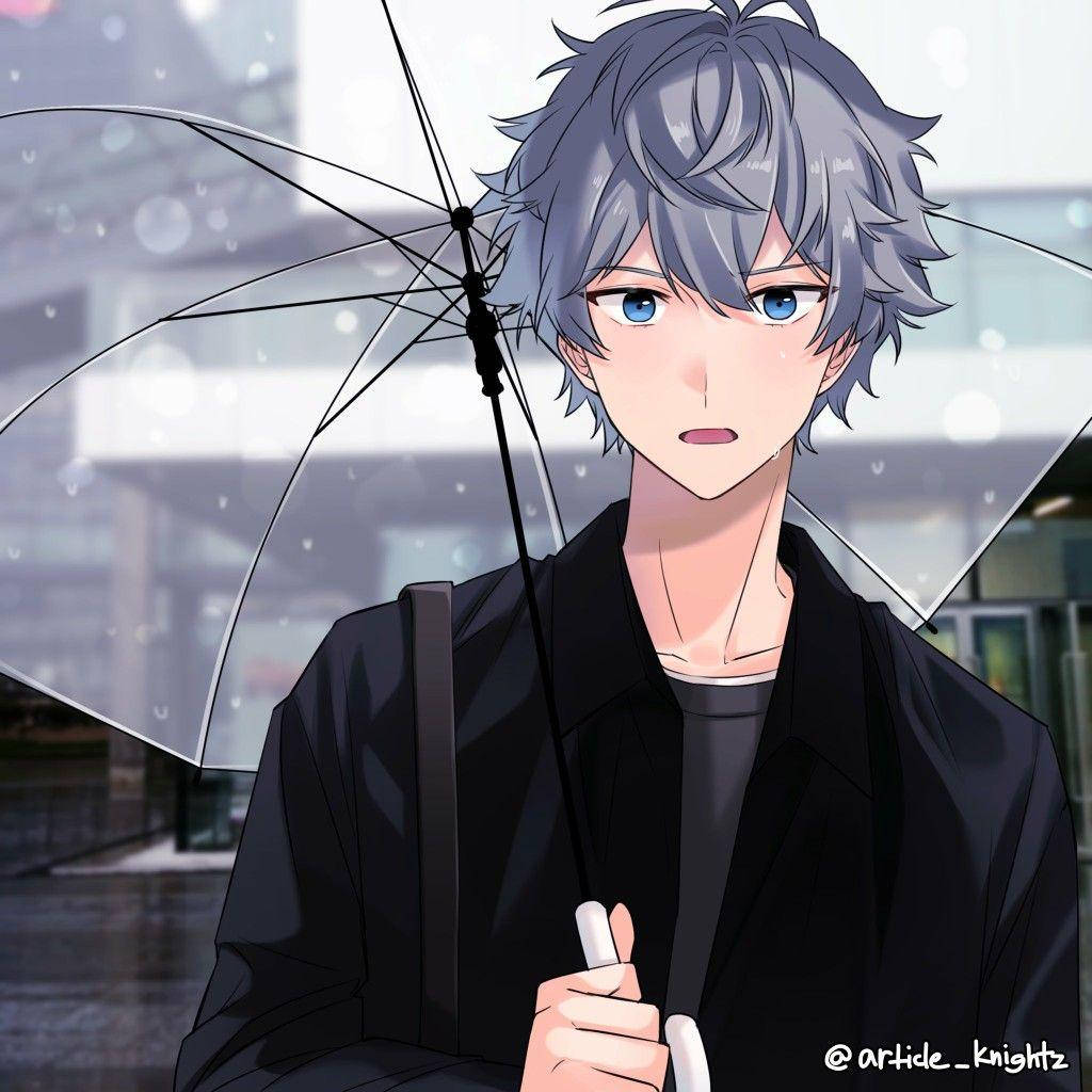 Umbrella 桌布 壁紙 — 一位年輕的動畫男子，銀髮藍眼，在雨中的城市背景下撐著透明雨傘。