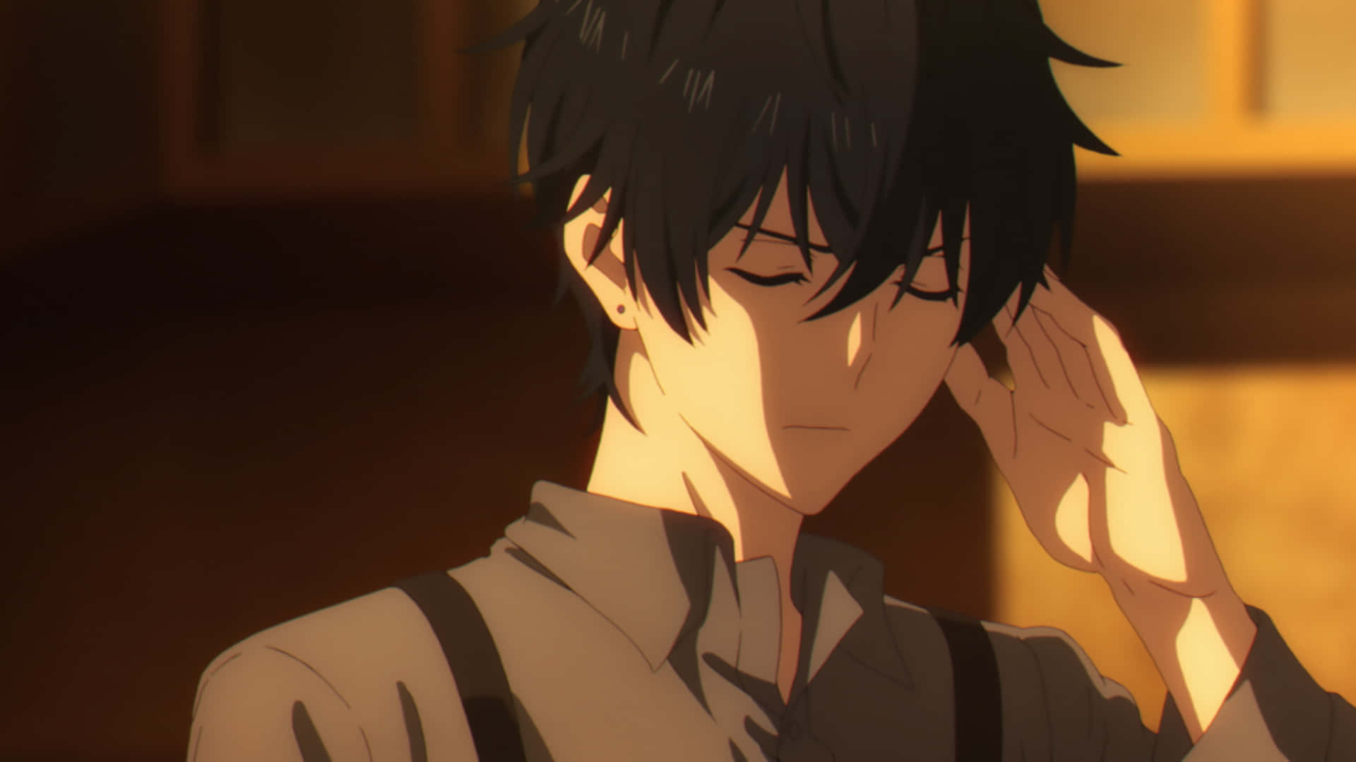 anime boys cute 桌布 壁紙 — 一位年輕的動畫男性，黑髮，在溫暖的金色光芒中輕輕觸碰太陽穴。
