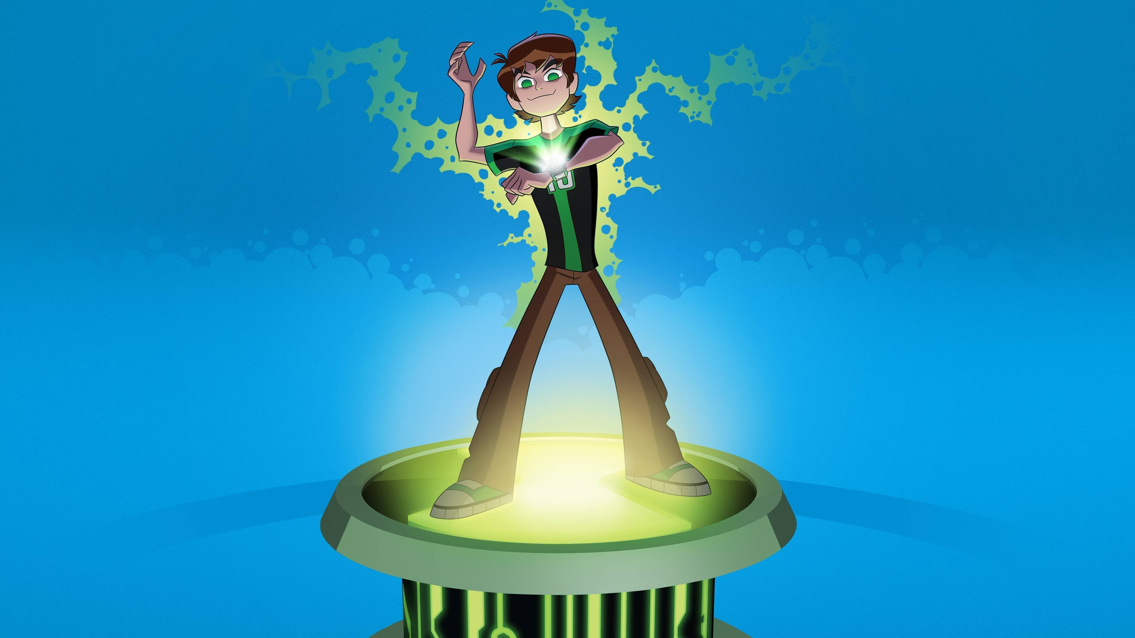 Ben 10 桌布 壁紙 — 一位年輕的動畫英雄勝利地站在發光的綠色基座上，背景是充滿活力的藍色，周圍有電能噼啪作響。