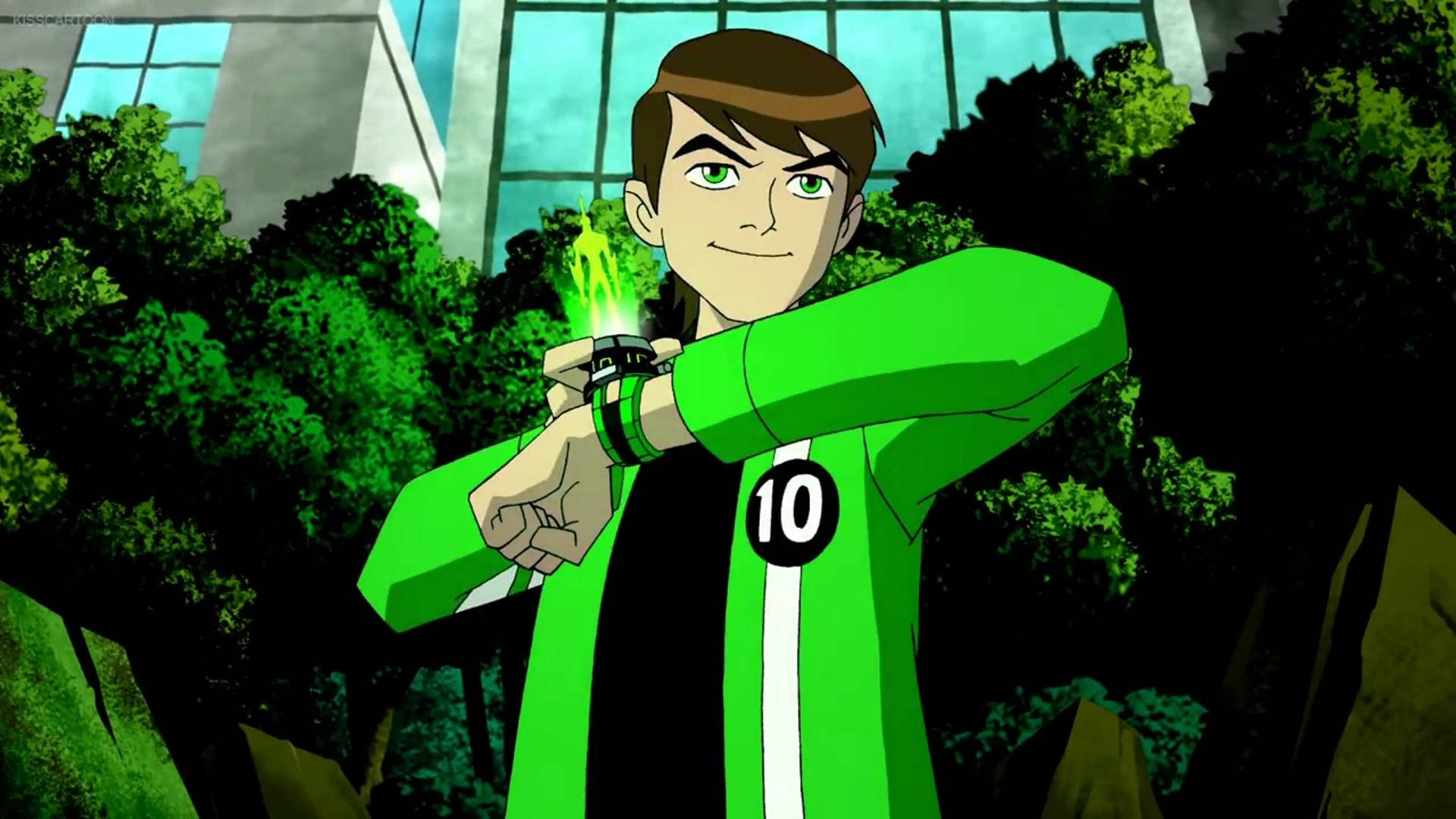 Ben 10 桌布 壁紙 — 一位年輕的動畫英雄穿著綠色和黑色的套裝，在茂密的綠樹和現代建築中啟動手腕上發光的綠色裝置。