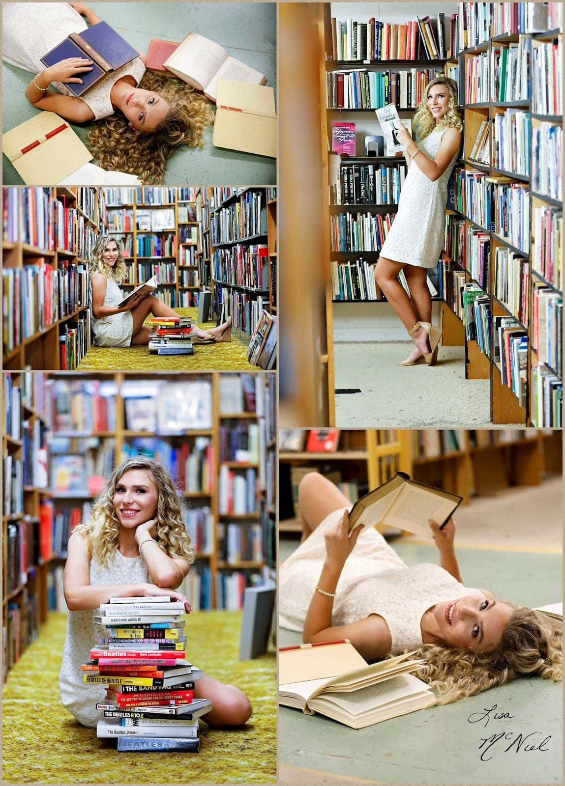 Library 桌布 壁紙 — 一位年輕的捲髮女性在圖書館裡，被高聳的書架和各種有趣姿勢的書堆包圍，開心地擺姿勢。