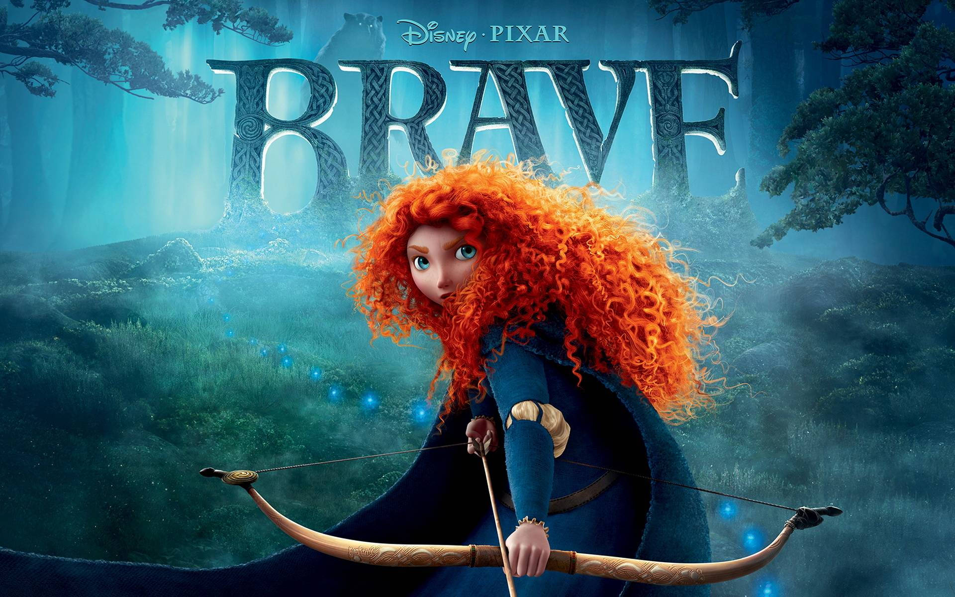 Merida 桌布 壁紙 — 一位年輕的紅髮弓箭手在迷霧森林中擺好姿勢，手持弓箭，周圍環繞著發光的藍色光芒。