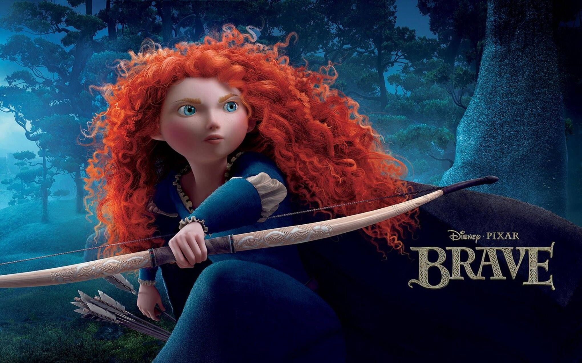 Merida 桌布 壁紙 — 一位年輕的紅髮弓箭手在黃昏的森林中，在藍色暮光下以堅定的眼神握著弓。