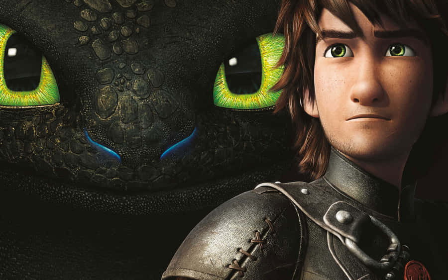 How To Train Your Dragon 4K 桌布 壁紙 — 一位年輕的維京戰士在一個擁有發光綠色眼睛和藍色鼻孔的巨大黑龍旁邊凝視前方。