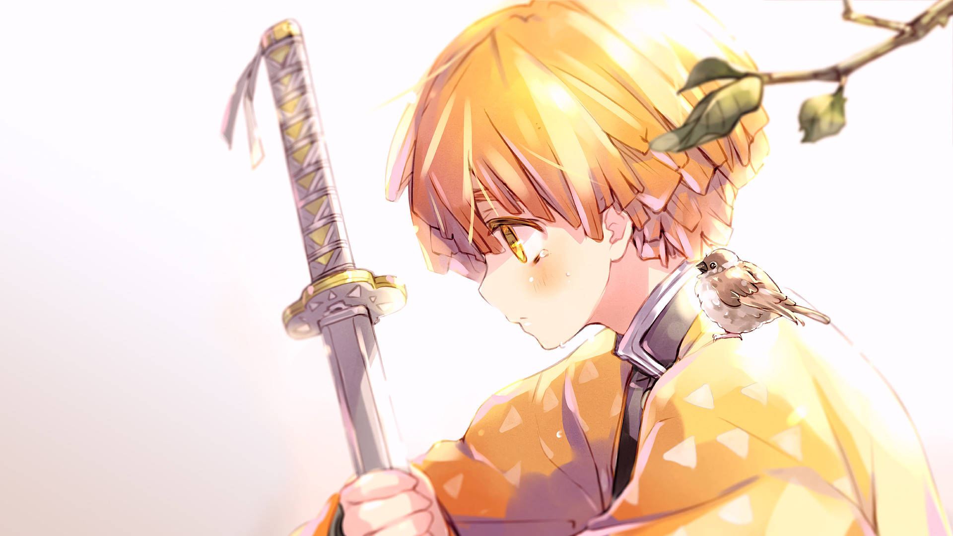 Demon Slayer Zenitsu 桌布 壁紙 — 一位年輕的金髮動漫戰士手持武士刀，一隻小鳥棲息在他的肩膀上，背景柔和發光。