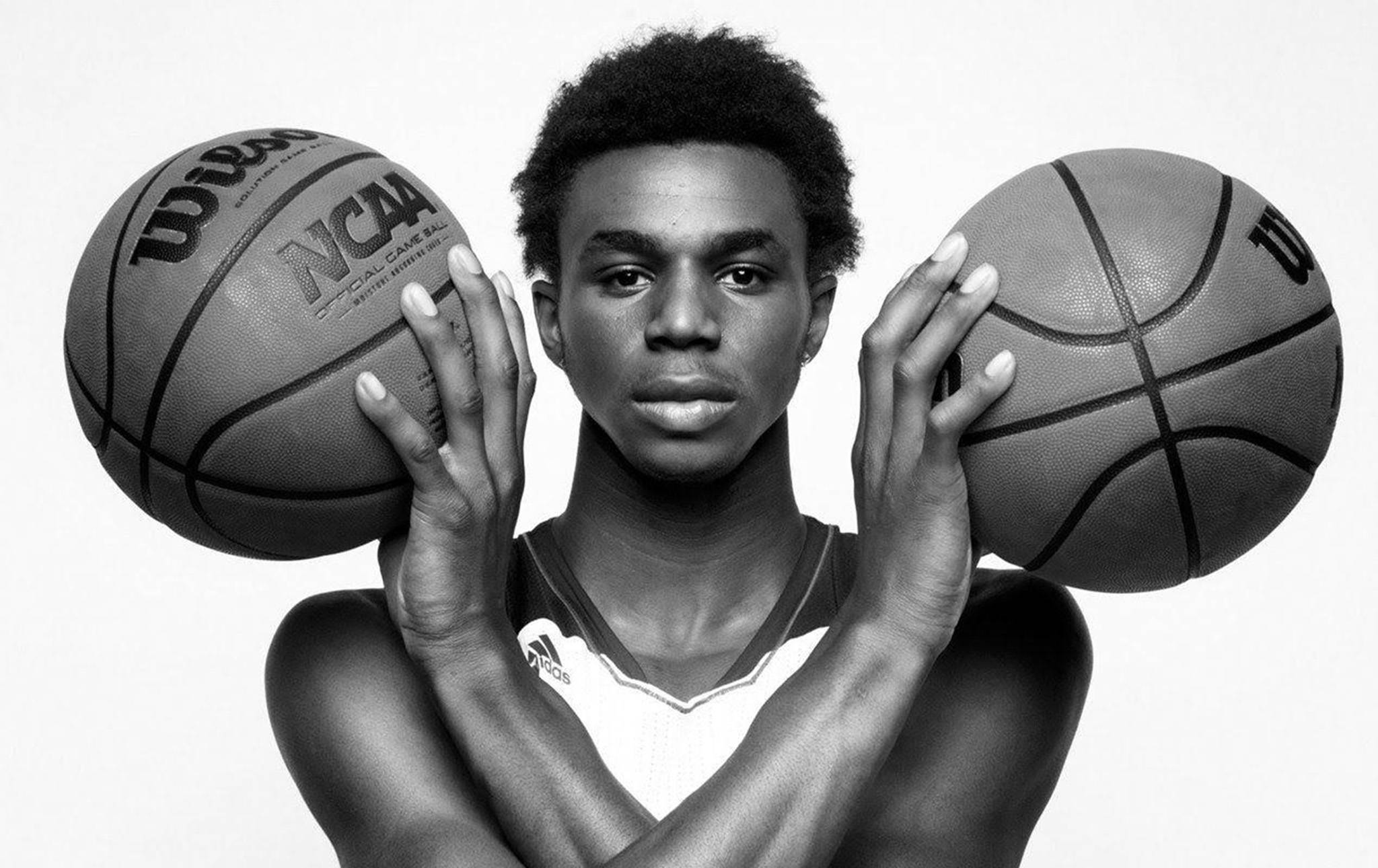 Andrew Wiggins 桌布 壁紙 — 一位年輕籃球運動員在黑白工作室肖像中手持兩個Wilson NCAA籃球。