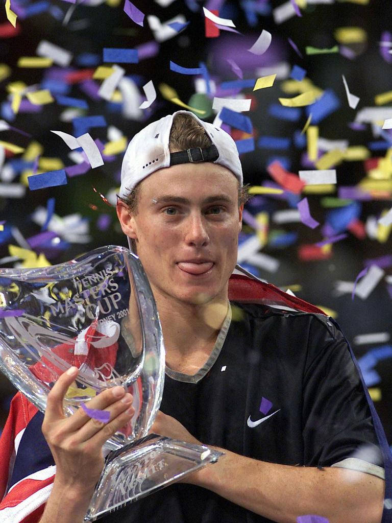 Tennis 桌布 壁紙 — 一位年輕網球選手手持玻璃獎盃慶祝勝利，彩色紙屑如雨般灑落在他周圍。