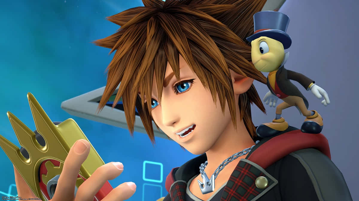 Kingdom Hearts Characters 桌布 壁紙 — 一位年輕英雄，棕色刺蝟頭，手持金色鑰刃，一隻戴高帽的小生物棲息在他的肩膀上。