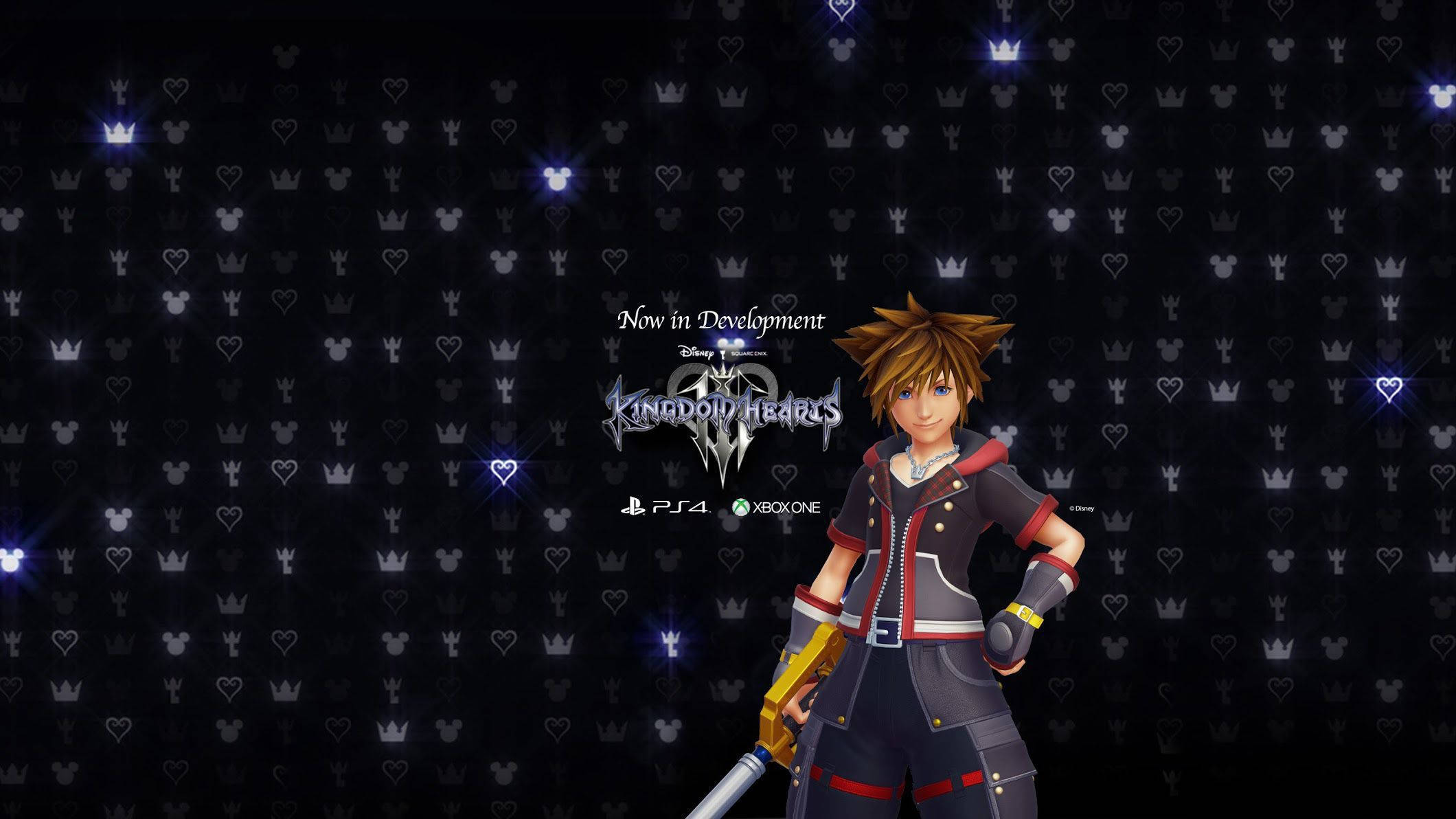 Kingdom Hearts 3 桌布 壁紙 — 一位年輕英雄，棕色刺蝟頭，自信地拿著鑰刃，背景是黑暗的，帶有發光的心形、皇冠和米奇頭像圖案。
