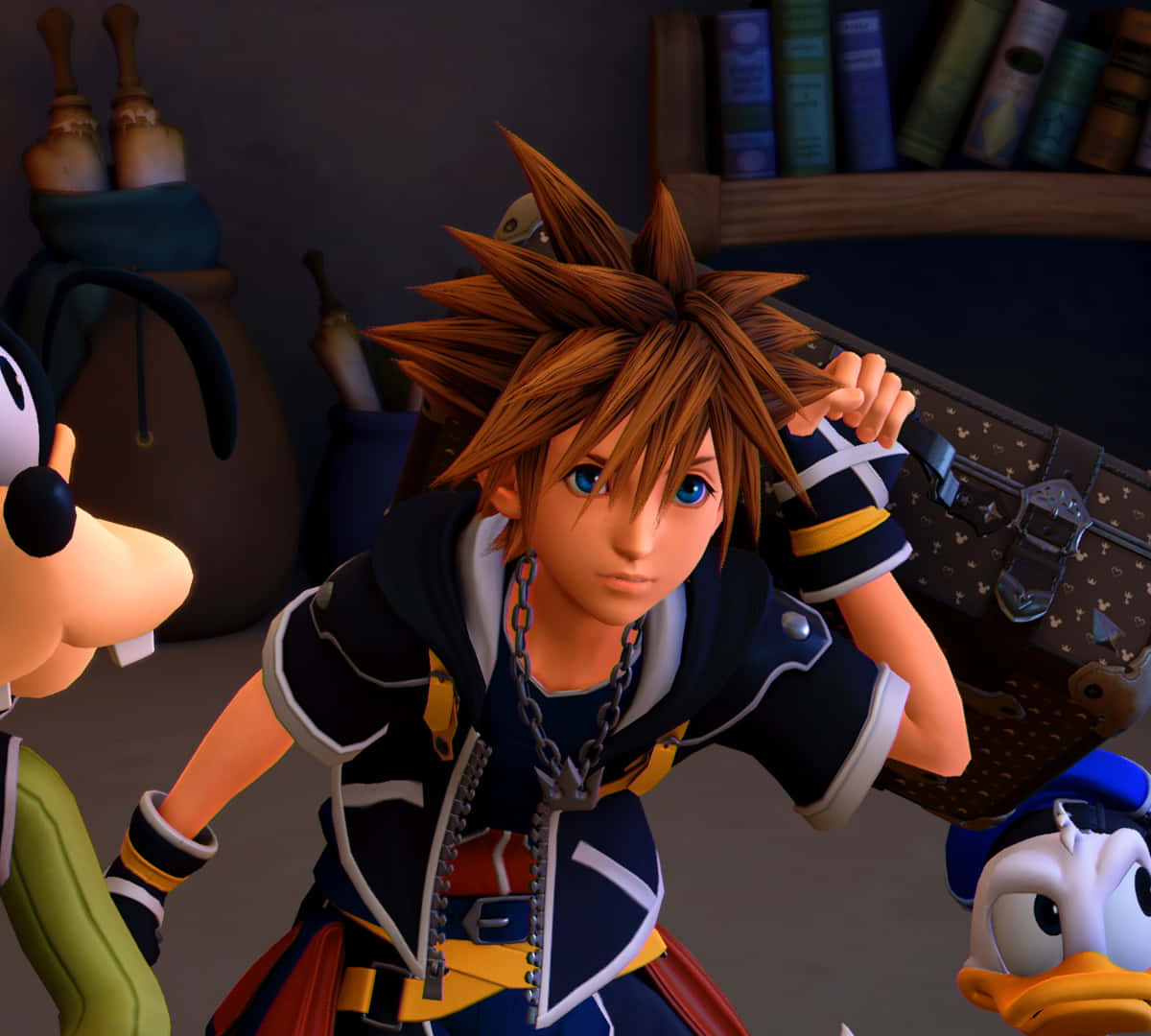 Kingdom Hearts 桌布 壁紙 — 一位年輕英雄，棕色刺蝟頭，藍眼睛，站在昏暗的房間裡，拿著一個有圖案的手提箱，旁邊是高飛和唐老鴨。