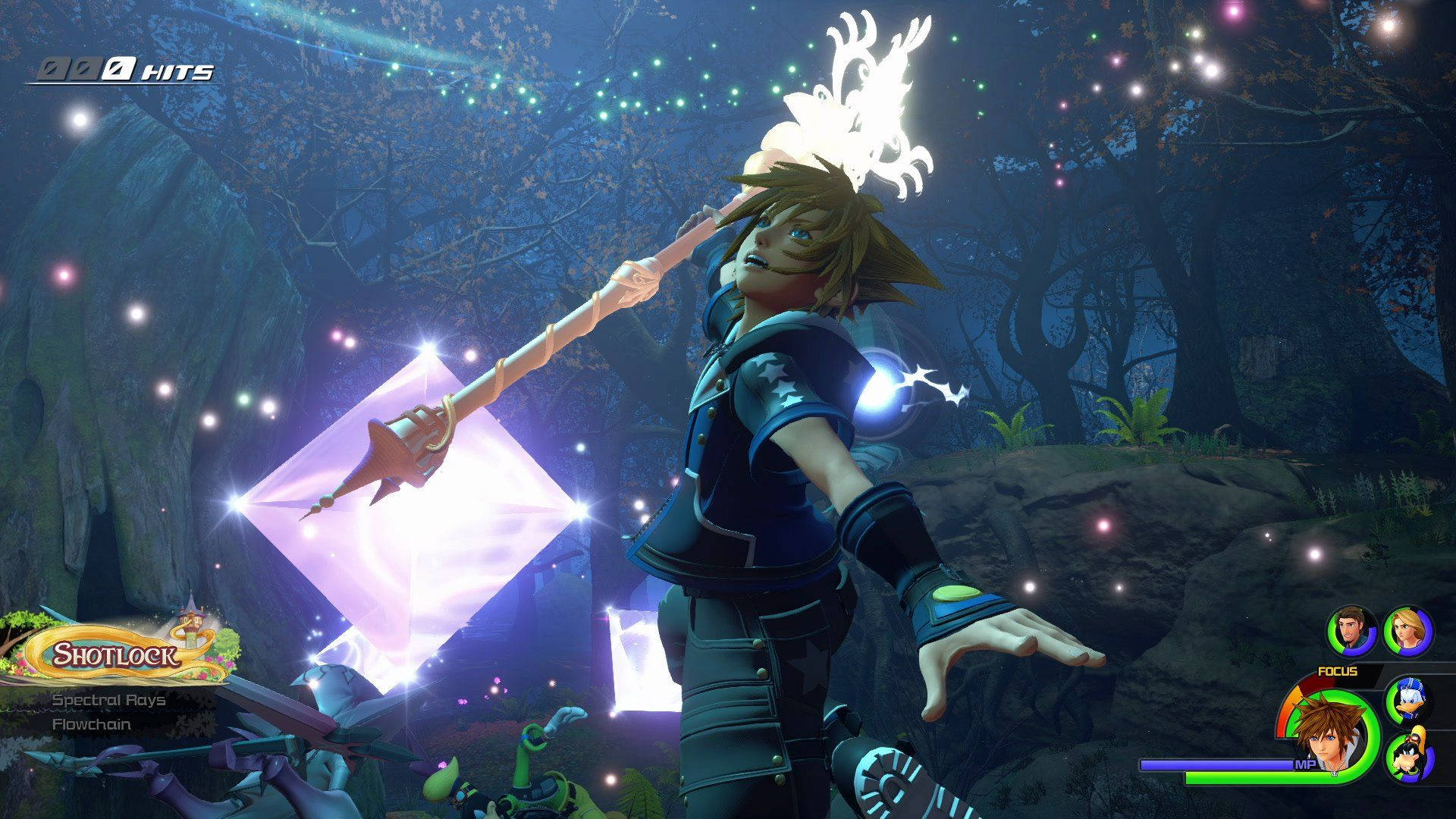 Kingdom Hearts 3 桌布 壁紙 — 一位年輕英雄在夜晚的魔法森林中揮舞著發光的鑰刃，周圍環繞著閃爍的光芒和漂浮的水晶。