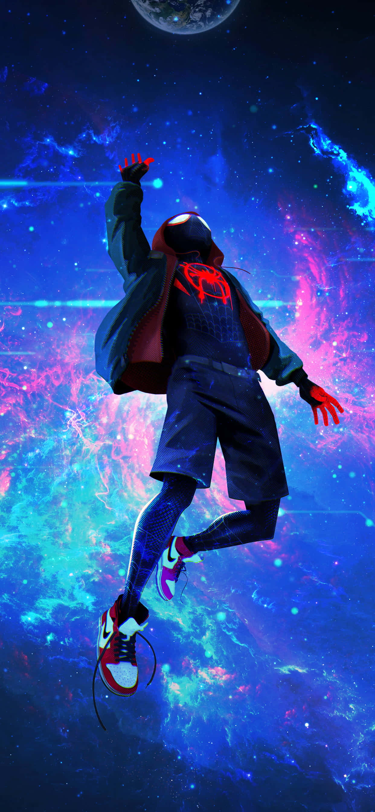 4K 桌布 壁紙 — 一位年輕蜘蛛英雄跳過一個宇宙星雲，其中有發光的藍色、粉紅色和紫色雲彩，上方還有一顆行星。