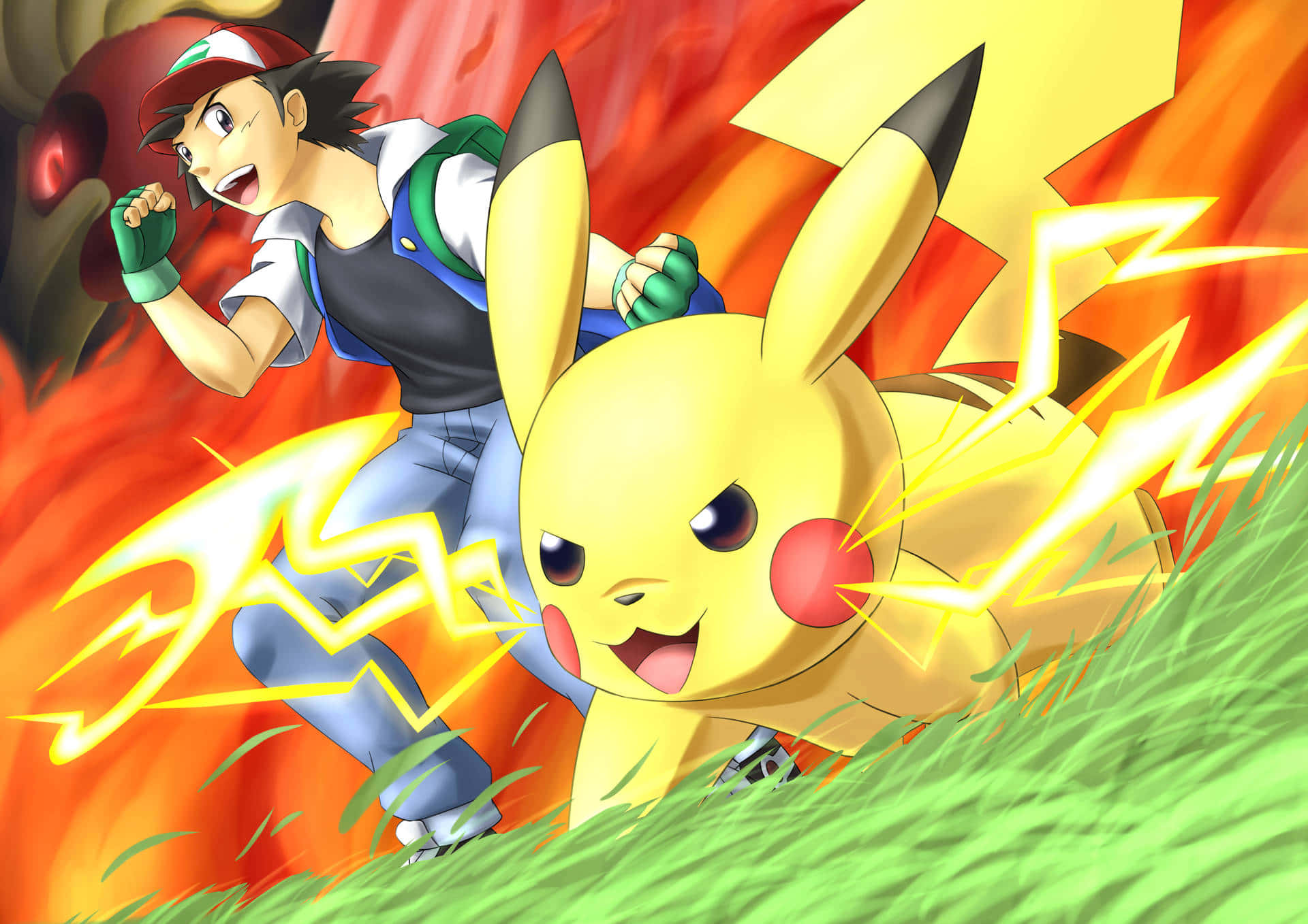Ash And Pikachu 桌布 壁紙 — 一位年輕訓練家和他的皮卡丘在充滿活力的草地上，於熾熱的橙色能量中釋放電擊攻擊。