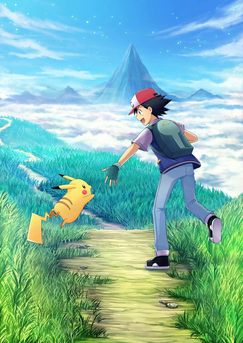 Ash And Pikachu 桌布 壁紙 — 一位年輕訓練家沿著一條草地小徑奔跑，朝著跳躍的皮卡丘，在繁星點點的藍天下，一座積雪的山峰聳立在雲層之上。