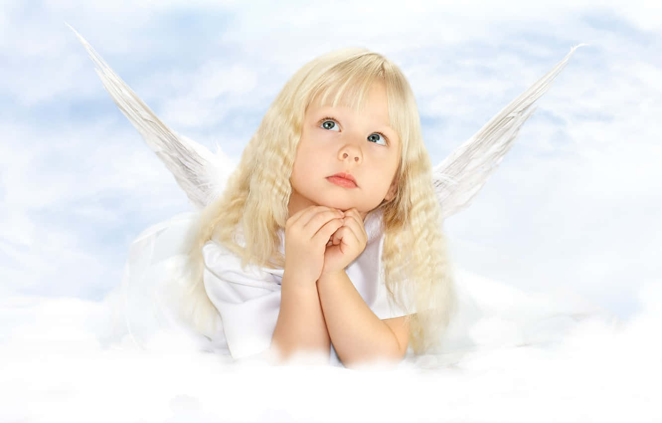 Beautiful Angel 桌布 壁紙 — 一位年輕金髮女孩帶著天使翅膀躺在雲端上，天真好奇地仰望柔和的藍天。