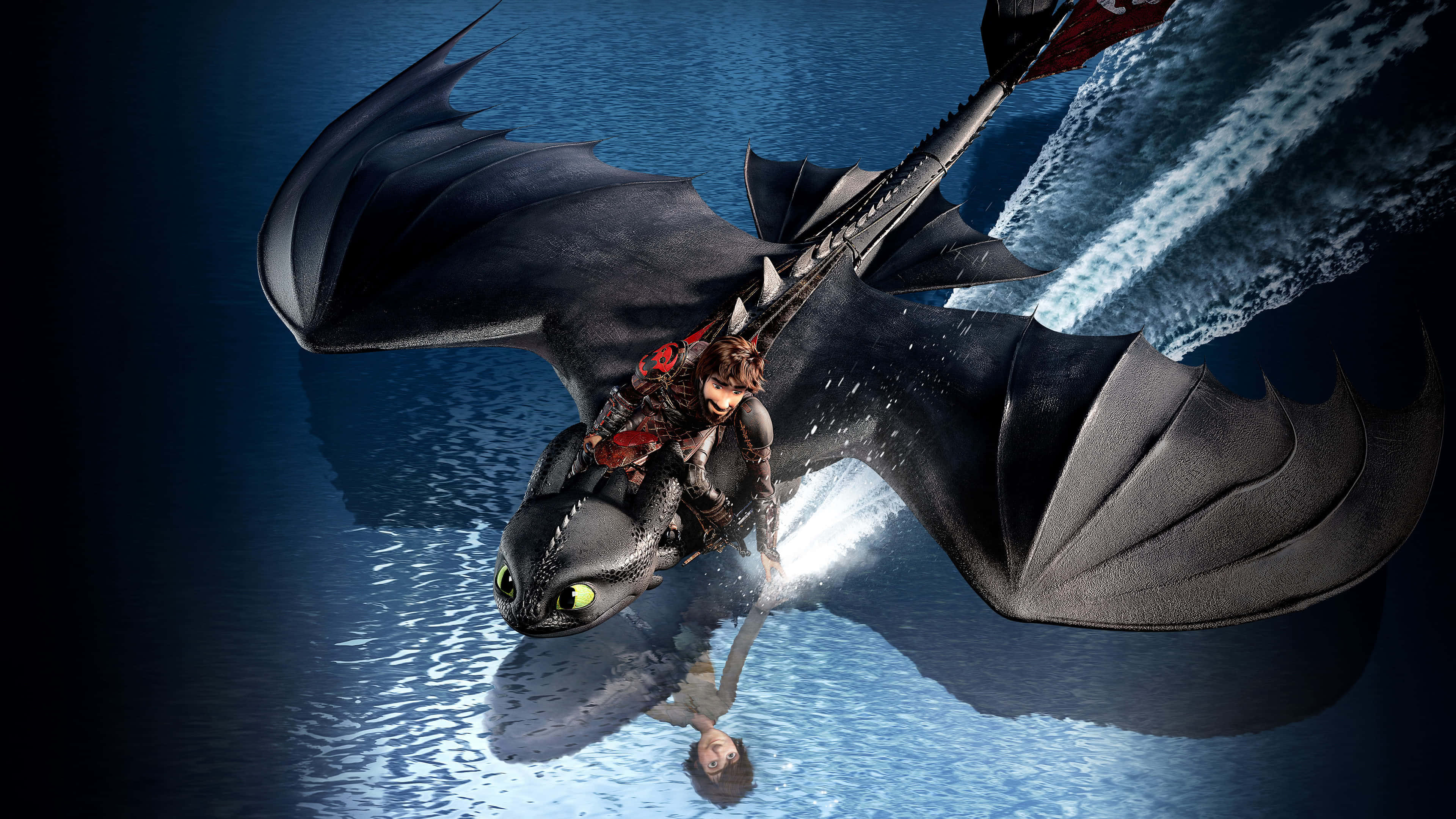 How To Train Your Dragon 4K 桌布 壁紙 — 一位年輕騎士緊緊抓住一條黑龍，牠低飛在深藍色的海洋上，水花在牠的翅膀下飛濺。