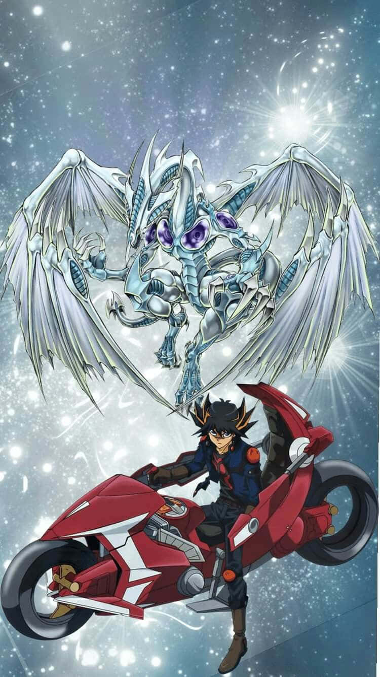 Yusei Fudo 桌布 壁紙 — 一位年輕騎士騎著紅色摩托車，在星空的宇宙背景下，於一隻擁有紫色眼睛的雄偉銀龍下方飛馳。