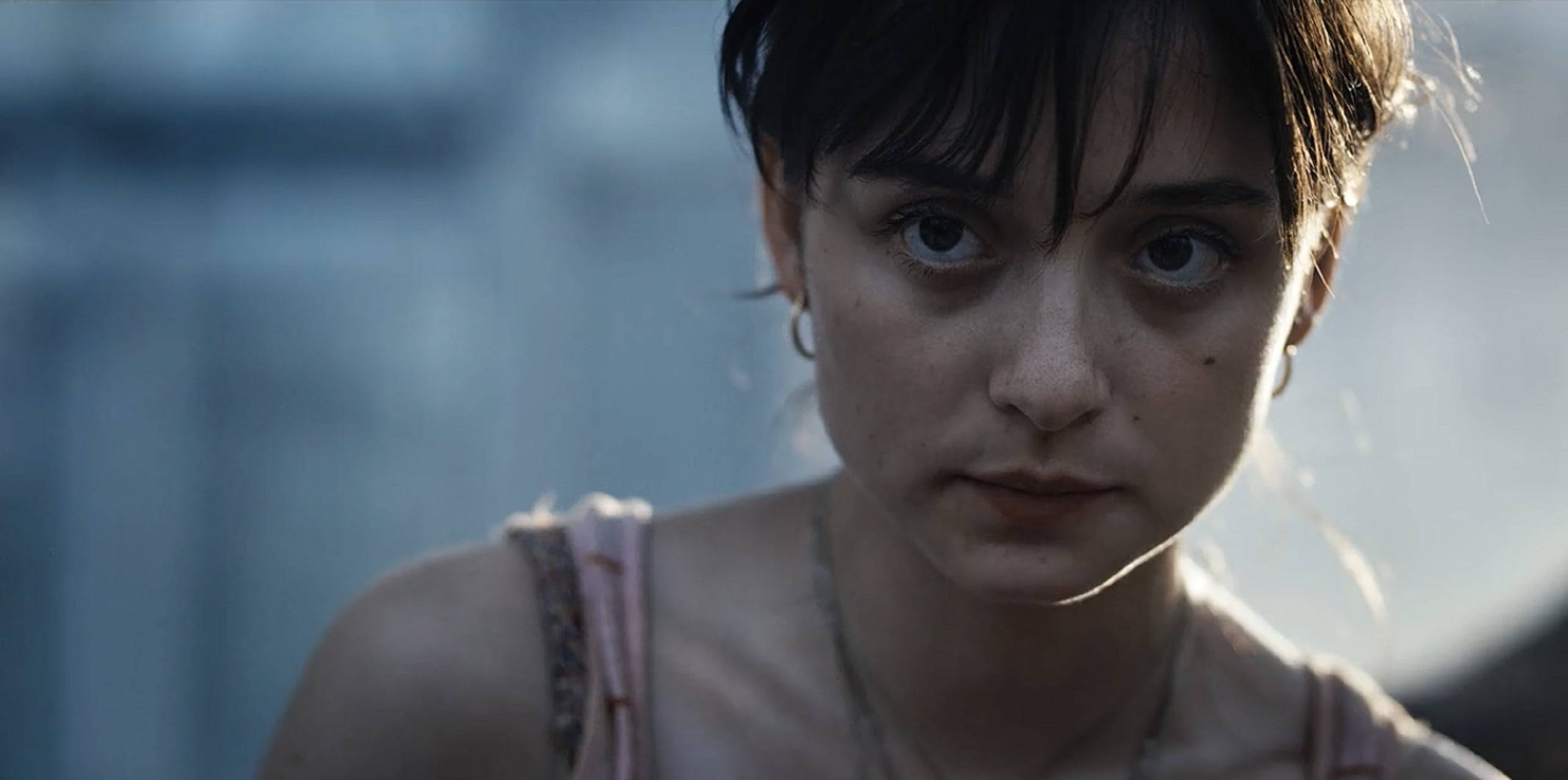Netflix 桌布 壁紙 — 一位年輕黑髮女子在柔和自然光下直視鏡頭的特寫，眼神銳利。